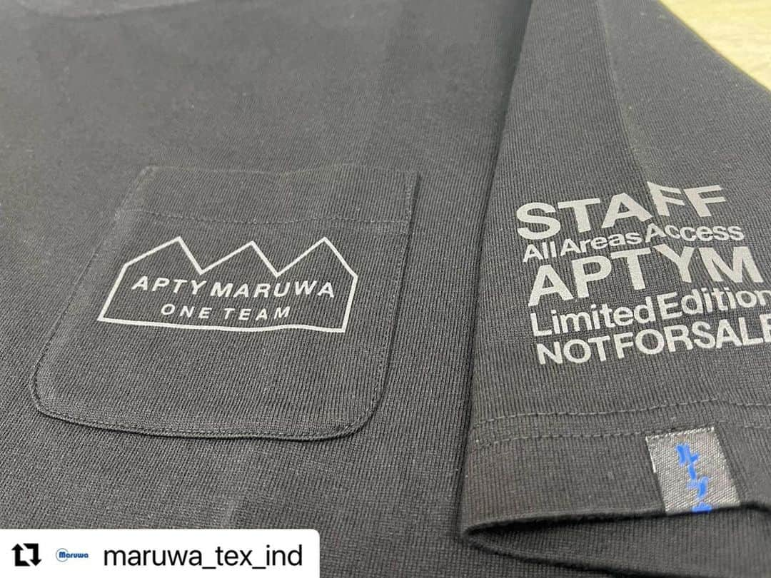 ループウィラーさんのインスタグラム写真 - (ループウィラーInstagram)「#Repost @maruwa_tex_ind with @use.repost ・・・ ありがとうございます🙏🙇🏻‍♂️🙇🏻‍♂️😊 . 青森工場ユニフォーム  世界一正統なスウェットシャツブランドLOOPWHEELERの鈴木社長に青森工場のユニフォームをデザインしていただきました。　  自社ブランドINDUSTYLEの動体裁断・縫製技術を組み合わせた世界で唯一のTシャツです。  とてもかっこよくデザインしていただき、本当に感謝しております。。。 早速工場メンバー全員で着用し、生産に励んでいます。  @loopwheelerss   みんなとても喜んでいます！ ありがとうございました！！  #loopwheeler #丸和繊維工業#アプティマルワ#青森工場#縫製工場#ユニフォーム#industyle#industyletokyo#動体裁断#動体縫製#吊り編み#縫製工場から発信」5月19日 19時47分 - loopwheelerss