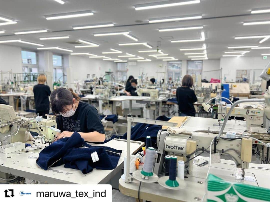 ループウィラーさんのインスタグラム写真 - (ループウィラーInstagram)「#Repost @maruwa_tex_ind with @use.repost ・・・ ありがとうございます🙏🙇🏻‍♂️🙇🏻‍♂️😊 . 青森工場ユニフォーム  世界一正統なスウェットシャツブランドLOOPWHEELERの鈴木社長に青森工場のユニフォームをデザインしていただきました。　  自社ブランドINDUSTYLEの動体裁断・縫製技術を組み合わせた世界で唯一のTシャツです。  とてもかっこよくデザインしていただき、本当に感謝しております。。。 早速工場メンバー全員で着用し、生産に励んでいます。  @loopwheelerss   みんなとても喜んでいます！ ありがとうございました！！  #loopwheeler #丸和繊維工業#アプティマルワ#青森工場#縫製工場#ユニフォーム#industyle#industyletokyo#動体裁断#動体縫製#吊り編み#縫製工場から発信」5月19日 19時47分 - loopwheelerss