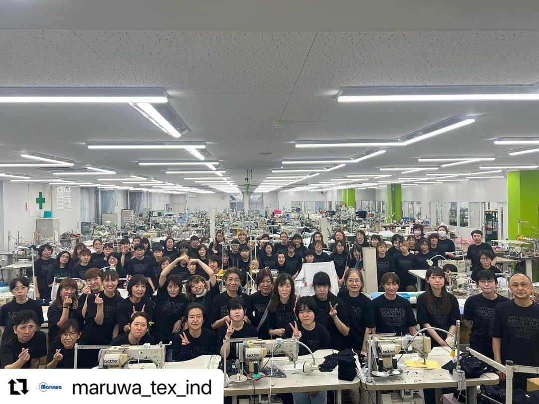 ループウィラーさんのインスタグラム写真 - (ループウィラーInstagram)「#Repost @maruwa_tex_ind with @use.repost ・・・ ありがとうございます🙏🙇🏻‍♂️🙇🏻‍♂️😊 . 青森工場ユニフォーム  世界一正統なスウェットシャツブランドLOOPWHEELERの鈴木社長に青森工場のユニフォームをデザインしていただきました。　  自社ブランドINDUSTYLEの動体裁断・縫製技術を組み合わせた世界で唯一のTシャツです。  とてもかっこよくデザインしていただき、本当に感謝しております。。。 早速工場メンバー全員で着用し、生産に励んでいます。  @loopwheelerss   みんなとても喜んでいます！ ありがとうございました！！  #loopwheeler #丸和繊維工業#アプティマルワ#青森工場#縫製工場#ユニフォーム#industyle#industyletokyo#動体裁断#動体縫製#吊り編み#縫製工場から発信」5月19日 19時47分 - loopwheelerss