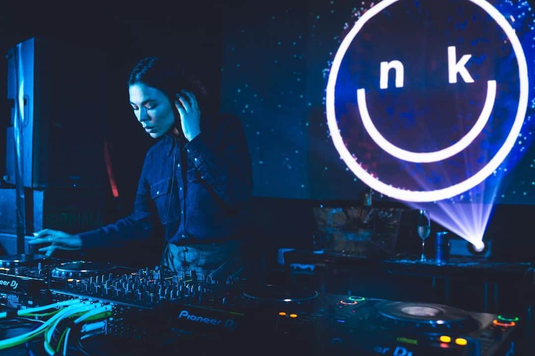 Block.fmのインスタグラム：「祝・再来日インタビュー｜Nina Kravizが語る日本の音楽シーンとレコードについて  川崎で初開催されるビーチフェス「ACiD presents THE BEACH」でヘッドライナーを務めるNina Kravizに、日本でのつながりについて話を聞いた。  現在、Nina Kravizは世界が最も注目するテクノDJ/プロデューサーの一人といっても過言ではないだろう。  あるインタビューでは、日本のジャズ選曲家として知られる沖野修也がツアーでモスクワを訪れた際、DJを始める前のNina Kravizにハウスミュージックのレコードを渡したことが大きな影響を与えた旨が書かれているが、彼女がキャリアの初期から日本のダンスミュージックシーンと近い存在なのは間違いない。  宇川直宏が主宰するストリーミングスタジオ「DOMMUNE」でのDJプレイは、もはやお馴染みの恒例行事ともなっているが、彼女は今までに東京、大阪、名古屋といった主要都市だけでなく、高知や岡山、浜松や旭川といった地方のクラブへも足を運んで、その地のオーディエンスを魅了してきた。  続きはプロフィール→Linkin.bioから👀  #acidpresentsthebeach #acid  #ninakraviz」