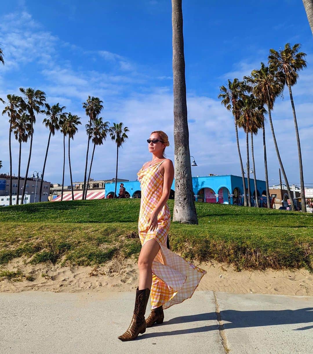 AMIのインスタグラム：「👗 @chaserbrand  Me, the dress, the palm trees and the sun.That's perfect.」
