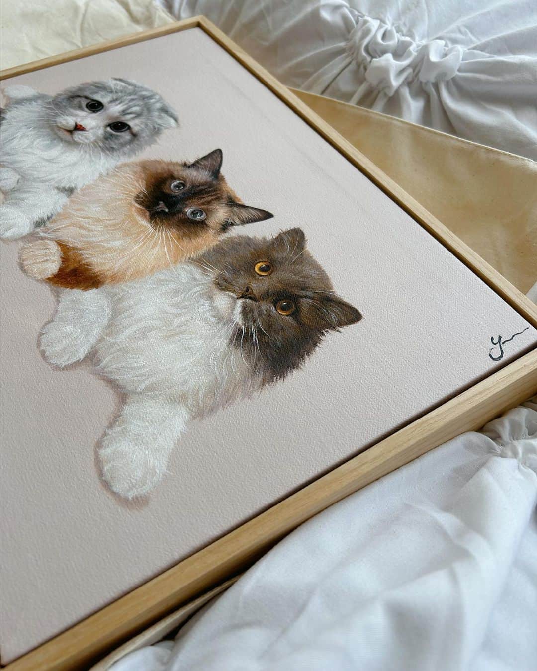 chiharuのインスタグラム：「大切な家族の肖像画。  とても繊細で温もりのある油絵で描いていただきました。  写真や動画だけでなく、 形として残せるものは特別で本当に嬉しい☺️  @draw_pet8」
