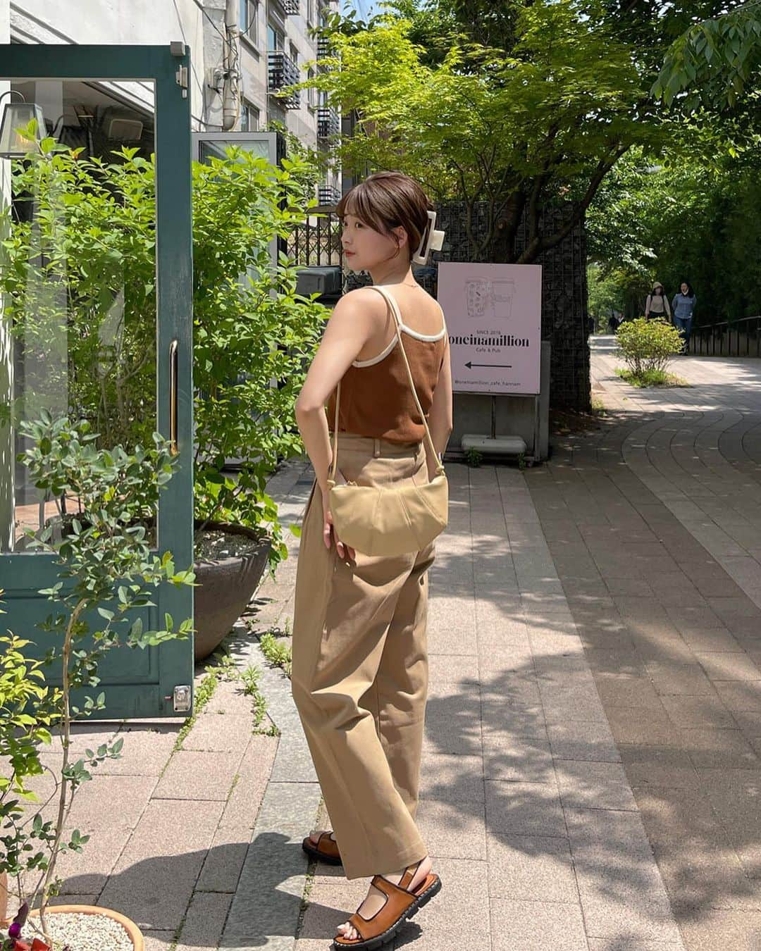 DHOLIC SNAPさんのインスタグラム写真 - (DHOLIC SNAPInstagram)「shility in seoul 🇰🇷👒 summer collection ...  ディレクターの @_yuzuki22 が 韓国へ直接行き、本当に皆様へお届けしたいアイテムをセレクトしました〜✨  発売を記念してプレゼントイベントとPOPUPを開催致します✨ 詳細は下記をCHECK↓↓  ❶shility in SEOUL summer プレゼントイベント ［実施期間］5/19(金)17：00～5/26(金)17：00 ［イベント概要］コメントするだけでゆづきさんの最新アイテムがもらえる♪ ［応募方法］ 1. @_yuzuki22 & @d_by_dholic のインスタグラムをフォロー！ 2. 5つのコーデから好きなコーデを特設ページにコメントすれば応募完了 ［プレゼント人数］計10名様（5アイテム×2名様） ［当選者発表］6/7(水)予定  ❷shility 1st POPUP in OSAKA 直接アイテムを見られるPOPUP開催💐 ［POPUP実施期間］5/26(金)～5/31(水) ［イベント概要］  ⓐshilityのアイテム1点以上ご購入  -オリジナルステッカー（1枚）  -カタログ  -CREE'MAREルクア店5％OFF   ⓑ5/27(土)、5/28(日)限定ゆづきさん来店イベント  shilityのアイテム1点含む5,000円(税込)以上ご購入時  チェキ撮影可能（100名様/1日限定）  詳しくはサイトorハイライトをご確認ください👀」5月19日 19時52分 - d_by_dholic