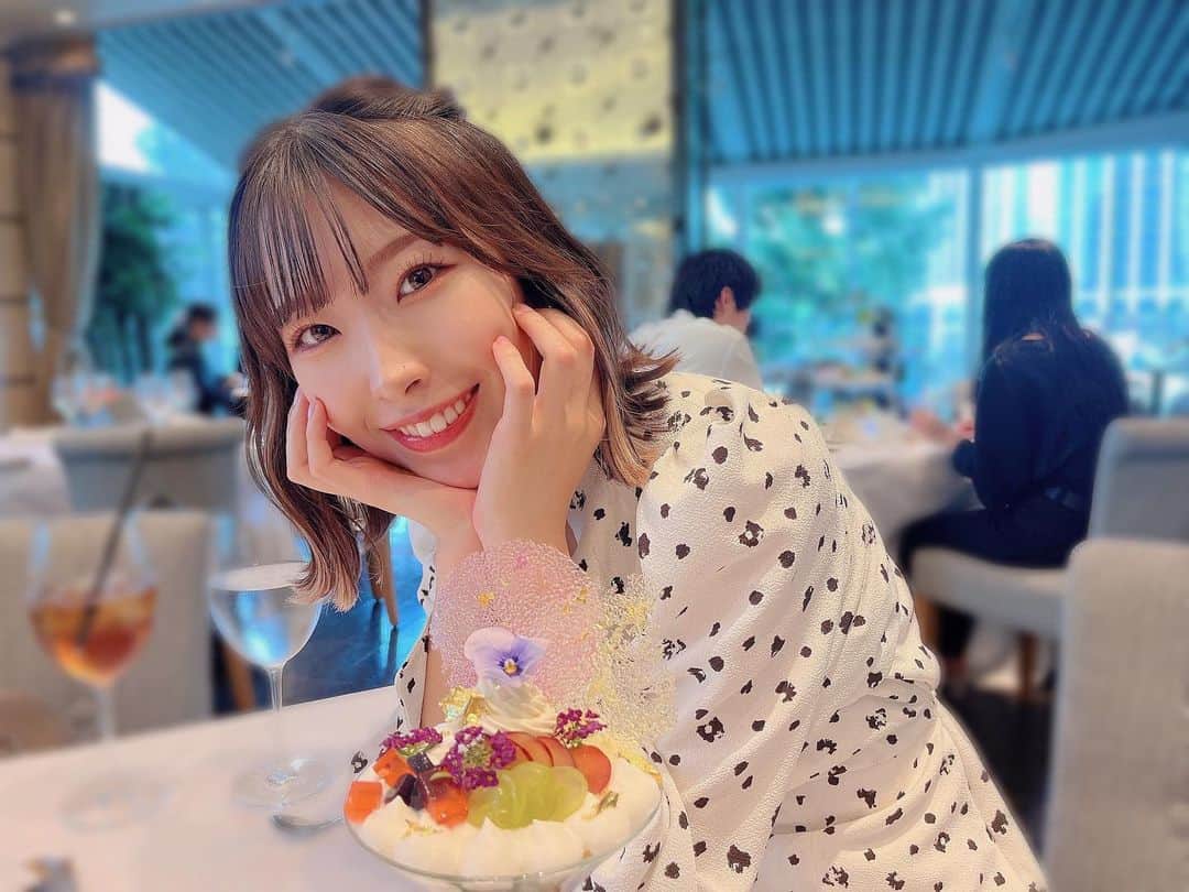 岩佐美咲のインスタグラム：「結局スナイデルが好きだし可愛いんですよ…  あっ昨日インナーのエクステは外しちゃいました🙋‍♀️  一旦ね。　　　　　　　　　　　　　　　　 　　　　　　　　　　　　　　　　　 #カフェ #横浜カフェ #横浜 #パフェ #私服 #ワンピース #スナイデル #ボブ #ボブアレンジ #ハーフアップ #リボン #ヘアアクセサリー #バレッタ #インナーカラー #エクステ #ootd #snidel #shein」