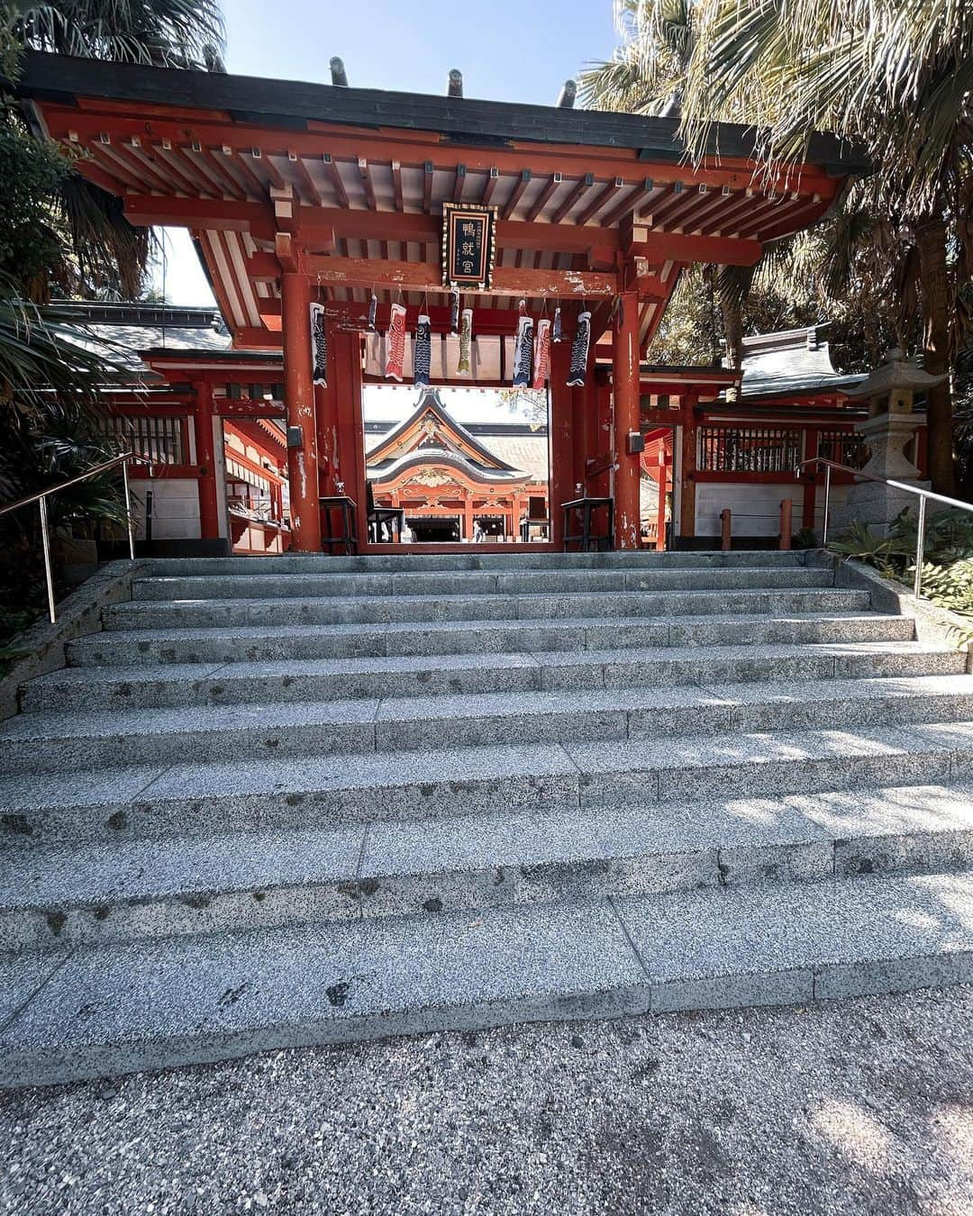 ふじわらまなかさんのインスタグラム写真 - (ふじわらまなかInstagram)「📍青島神社 青島全島が境内地になってる青島神社  神社っていうと木々のイメージがつよいけど、ここは海と森のどっちもを感じられる場所✨  神社に行くまでの鬼の洗濯板といわれる波状岩が見どころ!  全島が熱帯・亜熱帯植物の群生地として、国の特別天然記念物に指定されているの！！  恋愛の神様がいるらしく縁結び神社としても知られているよ🌟  トゥクトゥクに乗って移動もできるし、 青島パークでおしゃれなランチができるのもポイントだよ！！  ................................................. 住所▶︎ 宮崎県宮崎市青島２丁目１３番１号 アクセス▶︎ JR日南線青島駅下車徒歩約10分 駐車場▶︎なし 料金▶︎ 日向神話館のみ　入館料ありHP要確認 休業日▶︎ なし ※青島パーク休業日あり　要確認  ................................................. 🙋‍♀️ふじわらまなか　（@manaka_tabi） \せっかく行くなら『絶対外さない旅がしたい』/  🌟ワクワクするお出かけスポットをお届けするよ 🌟お出かけの素敵な思い出作りをお手伝い 🌟旅の中の非日常に彩りを✨  #宮崎　#宮崎旅行　#青島　#青島神社　#宮崎カフェ #青島パーク」5月19日 20時02分 - manaka_tabi