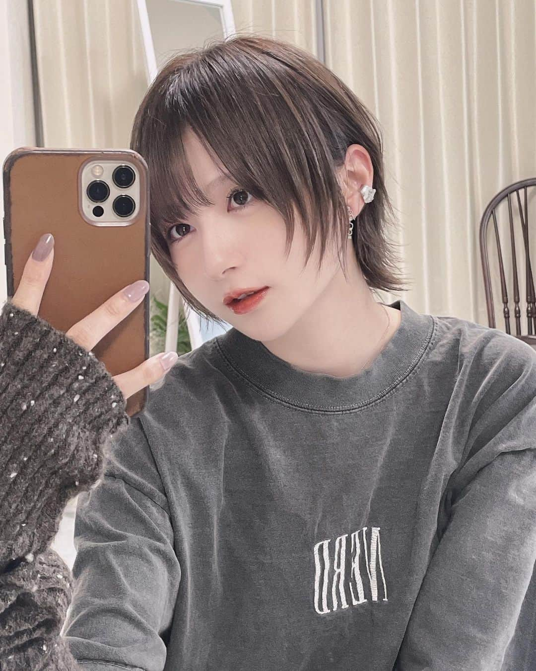 こばしり。のインスタグラム：「とてーもとてーも珍しい格好した🖤  これは何系の格好なんだろ？ ストリート？カジュアル？ロック？  Tシャツは最近のお気に入りのブランドの「SNNM NERDtee」💭 ハイソックスとレッグウォーマーはユニクロで合わせて...🐜 アームカバーはkastaneのやつ🧤  つまり、家にあるやつでどうにかしたコーデ🤍🖤」