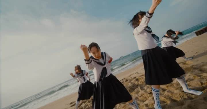 新しい学校のリーダーズのインスタグラム：「🆕【青春を切り裂く波動-Seishun wo kirisaku Hadou】MV out now🌊🌊🌊  https://youtu.be/S5Su2XQX3yI   Director: Savaka Nakane @sayaka_nakane Director of Photography: Koya Yokoyama @koya__411 Lighting: Ryo Ueda Editor: Sayaka Nakane Colorist: Yoshiyuki Nishida (Artone Film) Hair & Makeup: Akiko Kagiyama Producer: Yas Osawa (GBA) Production Manager: Mai Takachiyo, Yuzuru Tanimoto Animation: Lisa Fukuya Production: GBA Inc., Ltd. 撮影協力 : 鳥取市」