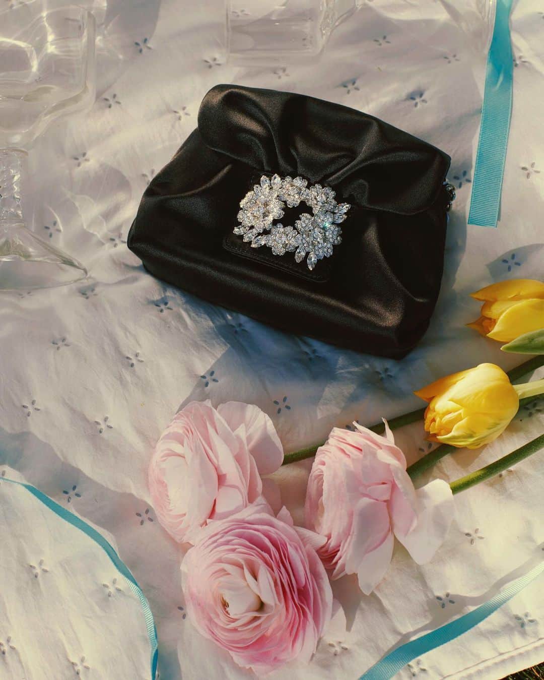 ロジェ・ヴィヴィエさんのインスタグラム写真 - (ロジェ・ヴィヴィエInstagram)「Finely crafted in satin, the #RogerVivier Drape Mini Bag is a must-have designed by @GherardoFelloni, whose capacity is ideal for a festive occasion. Inspired by antique jewelry, the Bouquet Strass Buckle doubles as a precious clasp.   #GherardoFelloni  Discover the collection through link in bio or visit your nearest Roger Vivier boutique.」5月19日 20時00分 - rogervivier