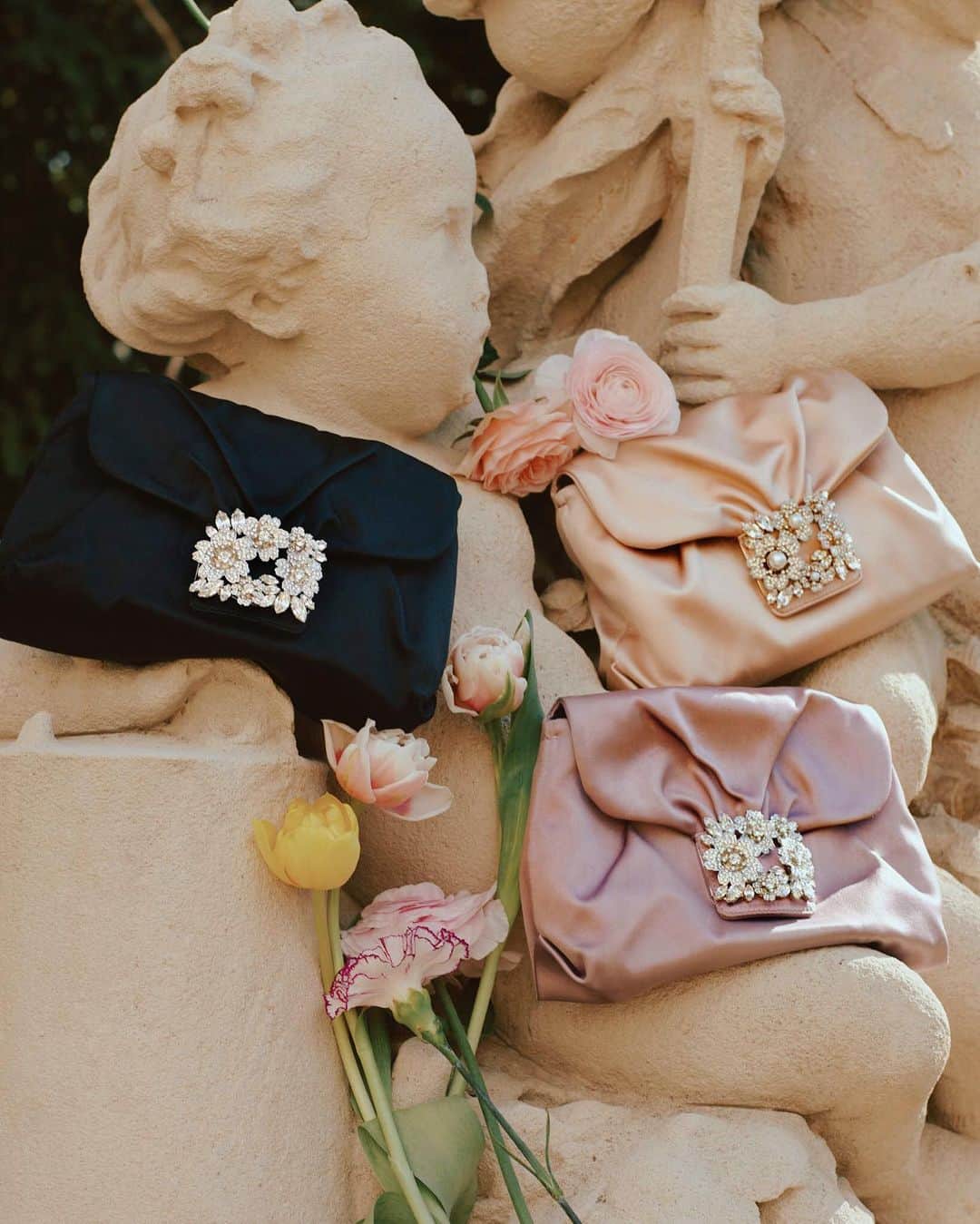ロジェ・ヴィヴィエさんのインスタグラム写真 - (ロジェ・ヴィヴィエInstagram)「Finely crafted in satin, the #RogerVivier Drape Mini Bag is a must-have designed by @GherardoFelloni, whose capacity is ideal for a festive occasion. Inspired by antique jewelry, the Bouquet Strass Buckle doubles as a precious clasp.   #GherardoFelloni  Discover the collection through link in bio or visit your nearest Roger Vivier boutique.」5月19日 20時00分 - rogervivier