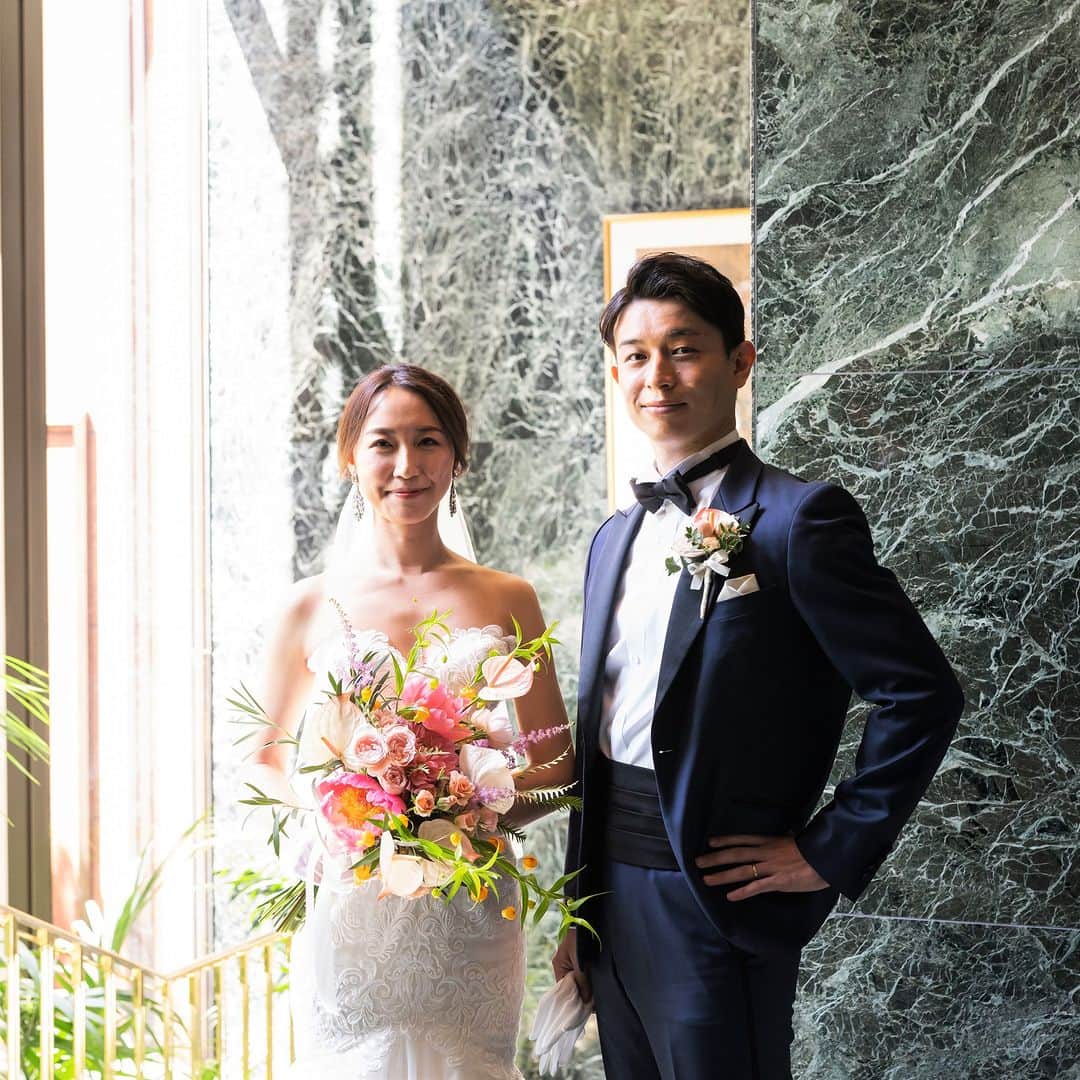 ホテル椿山荘東京ウエディングさんのインスタグラム写真 - (ホテル椿山荘東京ウエディングInstagram)「❤  ギャレリアコレクションのウエディングドレスは ロングトレーンの曲線が美しく印象的です👗🤍  『花嫁の完璧な美と 輝かしい幸せが永遠に続く事を願い、 そして花嫁を取り囲む全ての人が 幸せになりますようにという想い。』  をコンセプトに作られたドレスは 最先端のトレンド、 そして伝統的なスタイルを取り入れています✨  ホテル椿山荘東京の人気のフォトスポットである 大理石の空間とも相性がよく ご新郎ご新婦の大切な１日を より華やかにしてくれますね❤❤  TOKYO RESORT WEDDING 東京には、ひとを祝福する森がある。  ----------------------------------------------- @hotelchinzansotokyo_wedding のアカウントを タグづけ＆ #椿山荘花嫁 にてご投稿いただいた方より ステキなお写真✨をご紹介させていただきます。 皆さまのご投稿をお待ちしております ------------------------------------------------  #ホテル椿山荘東京ウエディング #ホテル椿山荘東京 #椿山荘結婚式 #東京リゾート #東京リゾートウエディング  #tokyoresortwedding  #東京花嫁 #関東花嫁 #花嫁ショット #ウェディングフォト #ウェディングレポ    #ホテルウエディング #プレ花嫁 #結婚式準備 #結婚式 #結婚式場探し #花嫁 #卒花嫁 #2023花嫁 #大人花嫁   #ウエディングドレス  #ホワイトドレス #ギャレリアコレクション  #前撮り #後撮り #花嫁ヘア #前撮りヘア #後撮りヘア #前撮りポーズ」5月19日 20時00分 - hotelchinzansotokyo_wedding