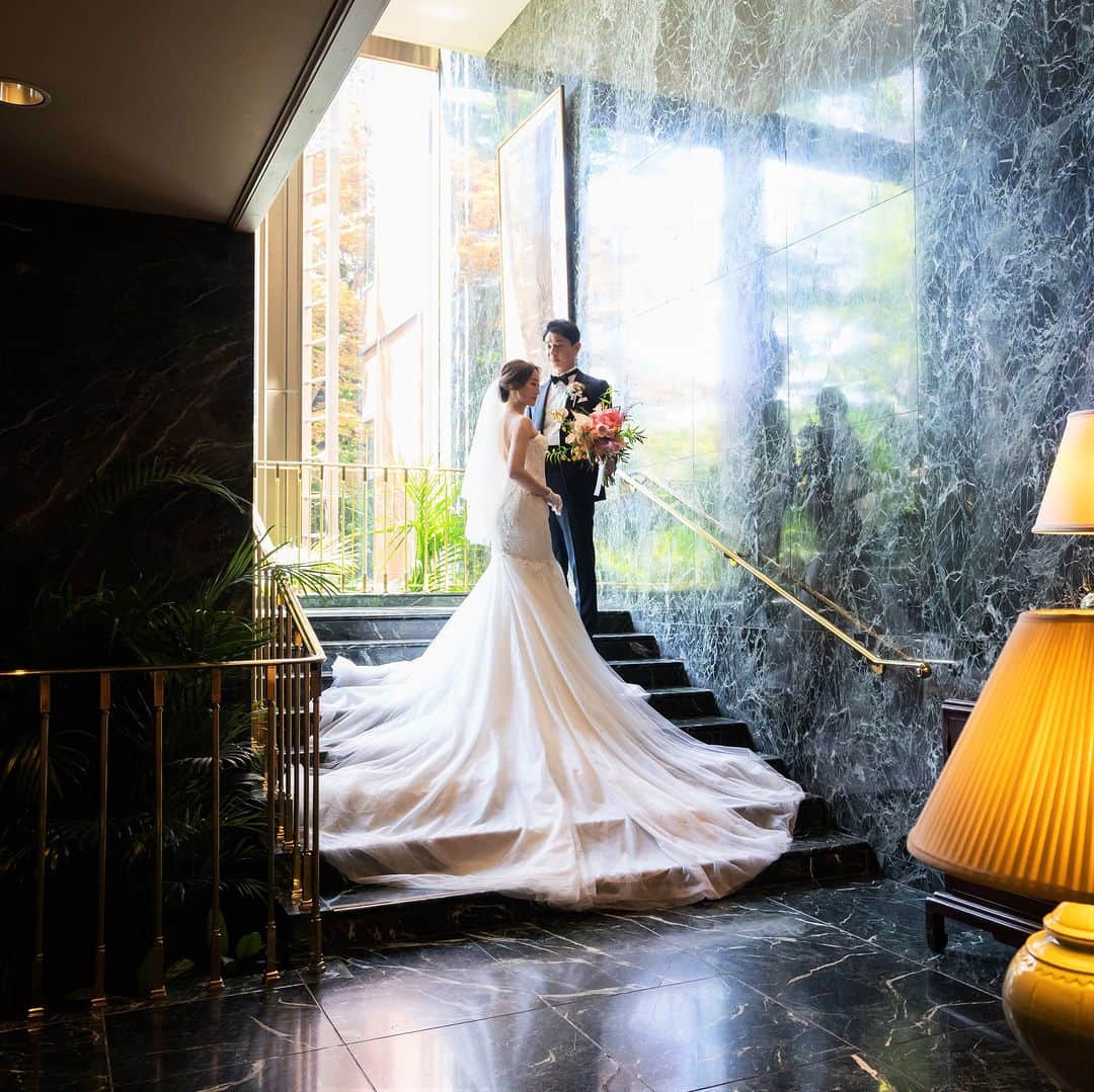 ホテル椿山荘東京ウエディングさんのインスタグラム写真 - (ホテル椿山荘東京ウエディングInstagram)「❤  ギャレリアコレクションのウエディングドレスは ロングトレーンの曲線が美しく印象的です👗🤍  『花嫁の完璧な美と 輝かしい幸せが永遠に続く事を願い、 そして花嫁を取り囲む全ての人が 幸せになりますようにという想い。』  をコンセプトに作られたドレスは 最先端のトレンド、 そして伝統的なスタイルを取り入れています✨  ホテル椿山荘東京の人気のフォトスポットである 大理石の空間とも相性がよく ご新郎ご新婦の大切な１日を より華やかにしてくれますね❤❤  TOKYO RESORT WEDDING 東京には、ひとを祝福する森がある。  ----------------------------------------------- @hotelchinzansotokyo_wedding のアカウントを タグづけ＆ #椿山荘花嫁 にてご投稿いただいた方より ステキなお写真✨をご紹介させていただきます。 皆さまのご投稿をお待ちしております ------------------------------------------------  #ホテル椿山荘東京ウエディング #ホテル椿山荘東京 #椿山荘結婚式 #東京リゾート #東京リゾートウエディング  #tokyoresortwedding  #東京花嫁 #関東花嫁 #花嫁ショット #ウェディングフォト #ウェディングレポ    #ホテルウエディング #プレ花嫁 #結婚式準備 #結婚式 #結婚式場探し #花嫁 #卒花嫁 #2023花嫁 #大人花嫁   #ウエディングドレス  #ホワイトドレス #ギャレリアコレクション  #前撮り #後撮り #花嫁ヘア #前撮りヘア #後撮りヘア #前撮りポーズ」5月19日 20時00分 - hotelchinzansotokyo_wedding