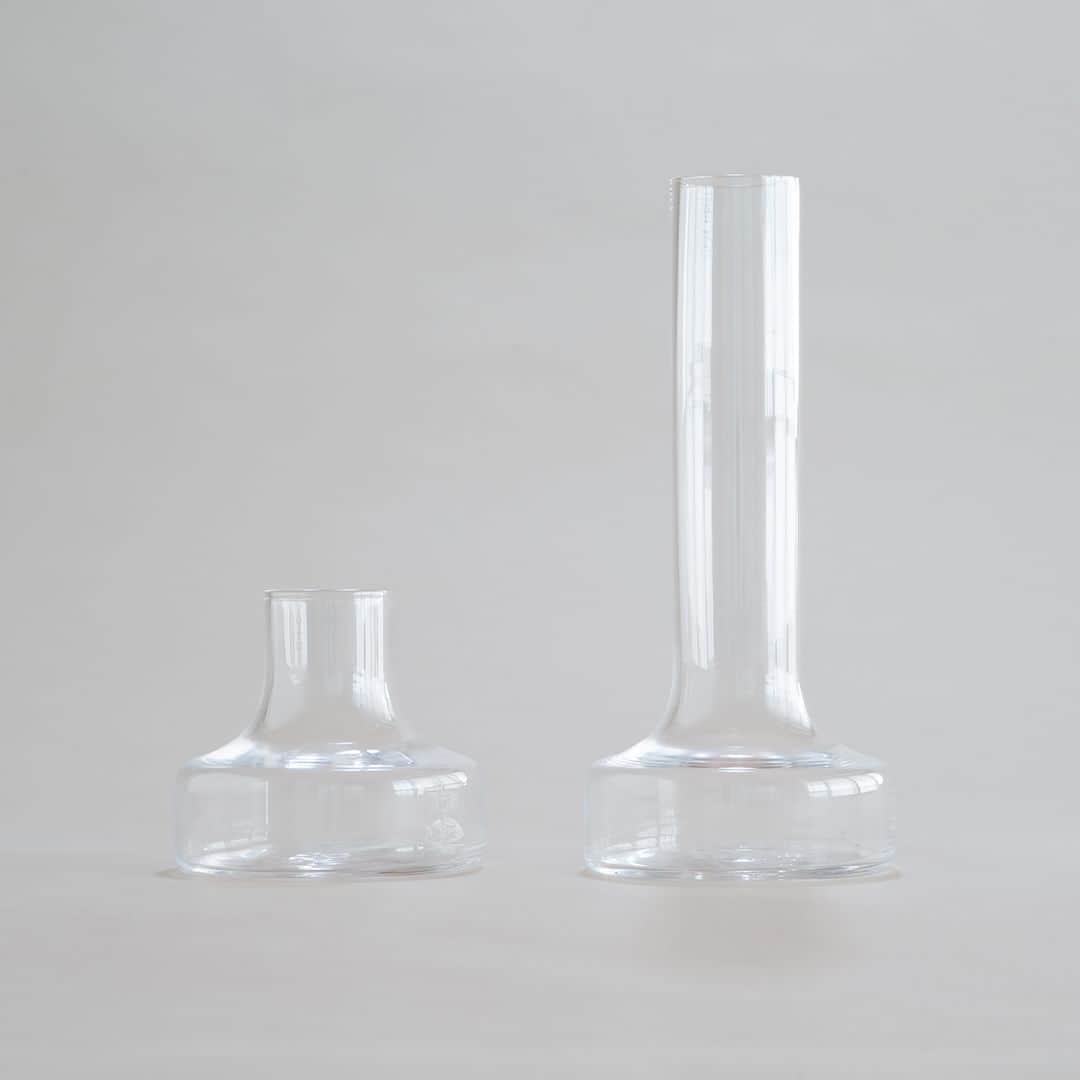 フリーデザインさんのインスタグラム写真 - (フリーデザインInstagram)「野草も切り花も似合うシンプルなガラスのベース。 スウェーデンの老舗ガラスメーカー「スクルーフ／SKRUF」から届いた「コロン ブランク／KOLONN BLANK」が新登場。ハンドメイドガラス特有のゆらぎと曲線が美しいデザインです。  フラスコやアルコールランプといった科学の実験器具を連想させる、ありそうでないデザインが特徴。立ち上がった首のおかげで茎がしっかりと立ってくれるので、植物を綺麗に見せてくれます。  サイズは「S」と「M」の２種類。庭から摘んできた草花を適当に挿すだけでもいい塩梅になるので、気軽に植物を飾りたくなる、日常使いにぴったりなベースです！  ▼詳細はプロフィールのリンクからご覧いただけます。 → @freedesign_jp  【取扱店舗】 オンラインショップ 吉祥寺店  #コロンブランク #KOLONNBLANK #スクルーフ #SKURF #フラワーベース #花器 #花瓶 #花瓶の花 #花のある景色 #花のある暮らしを楽しむ #花のある暮らしが好き #花のある部屋 #花のある暮らし #花のある幸せ #花のある食卓 #花のある日常 #花と暮らす #花と #カラフェ #テーブルコーデ #テーブルコーディネイト #北欧デザイン #北欧柄 #北欧好き #心地いい暮らし #丁寧な暮らし方 #くらしを整える #暮らしの楽しみ #フリーデザイン #freedesign_jp」5月19日 20時00分 - freedesign_jp