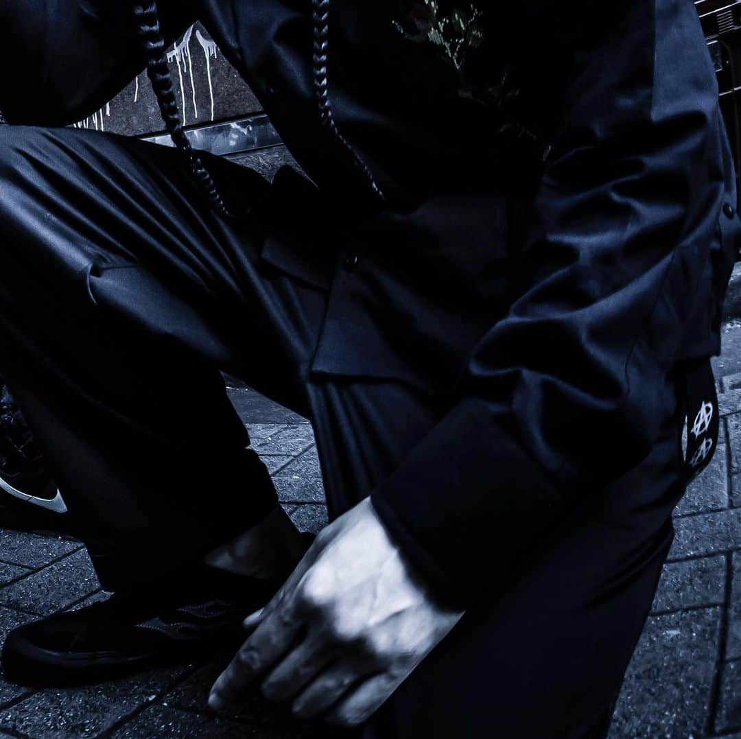山嵐のインスタグラム：「【NEW VISUAL】山嵐の新アー写です📸⑥ photo by @hayachinphoto   明日5/20（土）正午よりツアーのチケット一般発売がスタートします🎫 宜しくお願いします🔥  #山嵐 #山嵐TOUR2023」