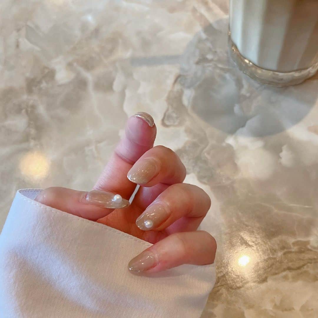 阿野いずみのインスタグラム：「華奢なフレンチにパールデザイン♡  親指のパールが最高にかわいい！  #ネイル #パールネイル #フレンチネイル#ネイルデザイン」