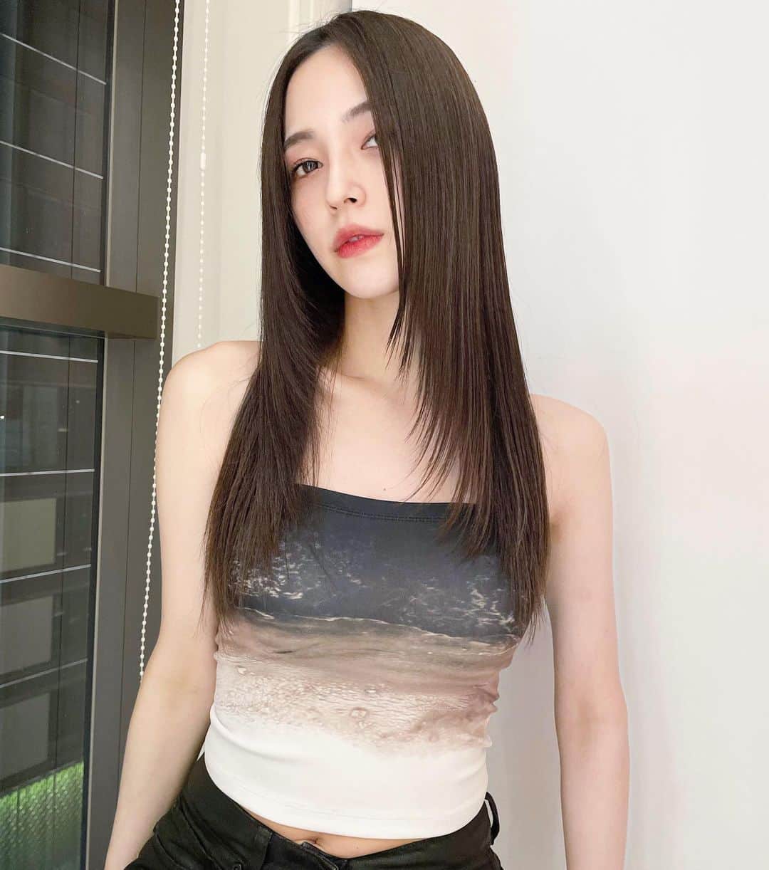 原涼香のインスタグラム：「#레이어드컷 ❤️ 梅雨や夏の湿気に負けない " HITAトリートメント "がいま大人気です！ ㅤㅤㅤㅤㅤㅤㅤㅤㅤㅤㅤㅤㅤ うねる、広がる、朝のセットを楽にしたい方は " HITAストレート "がとてもオススメです✨ ㅤㅤㅤㅤㅤㅤㅤㅤㅤㅤㅤㅤㅤ 髪に潤い、もちもち髪になり巻きも取れにくくなります🫶🏻 是非体感してください❤️ ㅤㅤㅤㅤㅤㅤㅤㅤㅤㅤㅤ ㅤㅤㅤㅤㅤㅤㅤㅤㅤㅤㅤㅤㅤ  #SHIMA#韓国ヘア#韓国スタイル#レイヤーカット#ワンホンヘア#ワンホン#ダークトーン#網紅#初カラー#暗髪#ベージュカラー#ラベンダーカラー#グレージュ#オリーブカラー#透明感カラー#銀座美容院#銀座美容室#美容師#시스루뱅#레이어드컷#koreanhair」