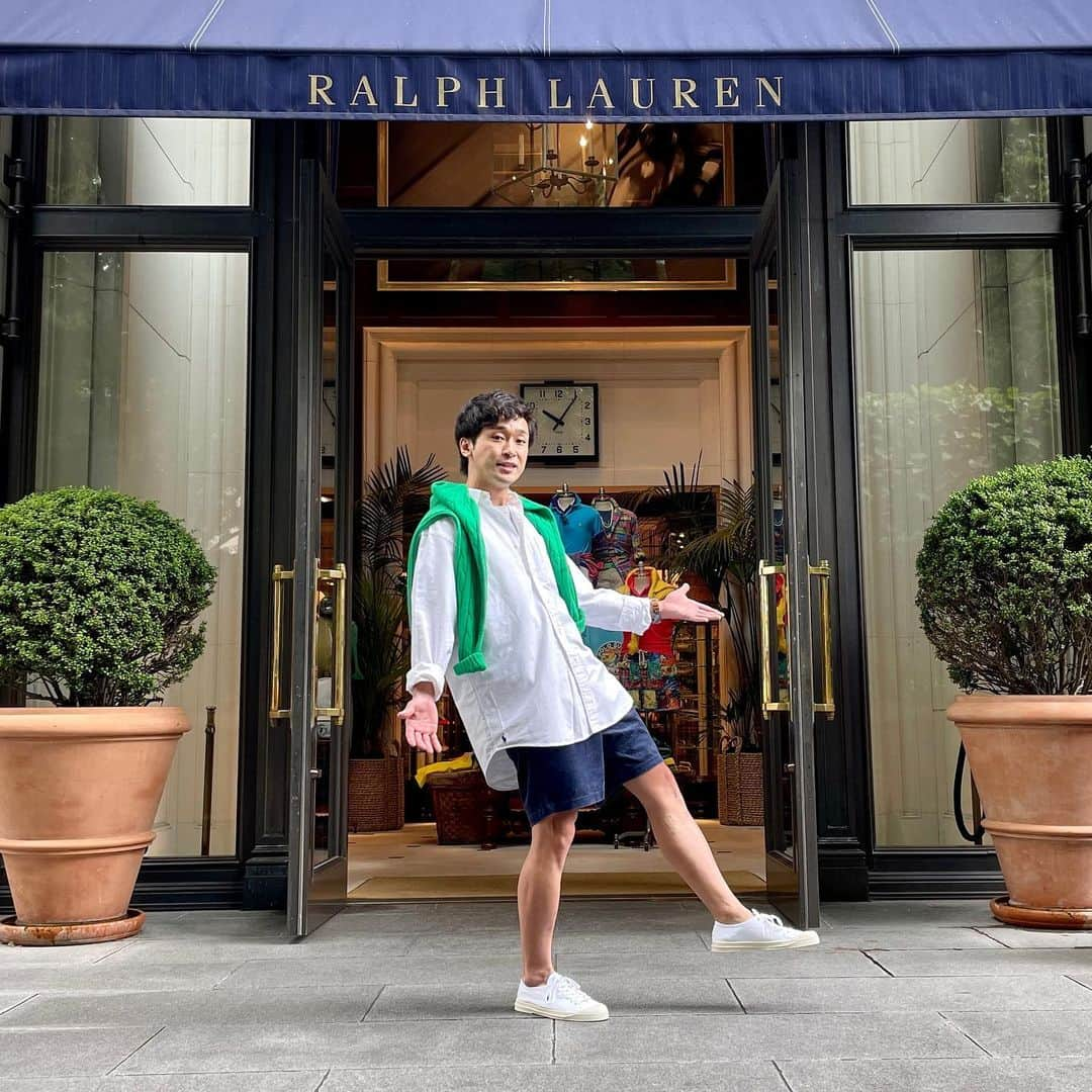 としみつのインスタグラム：「Polo Ralph Laurenのアイコニックアイテムであるオックスフォードシャツを使ってコーディネート組んでみました！ カラーバリエーションも豊富で楽しい！  俺も今年で30歳なので、昔から大好きなRalph Laurenのシャツで大人キメます。  ラルフ ローレンのお店で買えるのでみんなも行ってみて！  #PoloRalphLauren #ポロラルフローレン #OxfordShirt #オックスフォードシャツ #RalphLauren #ラルフローレン #ファッション #シャツコーデ #pr」