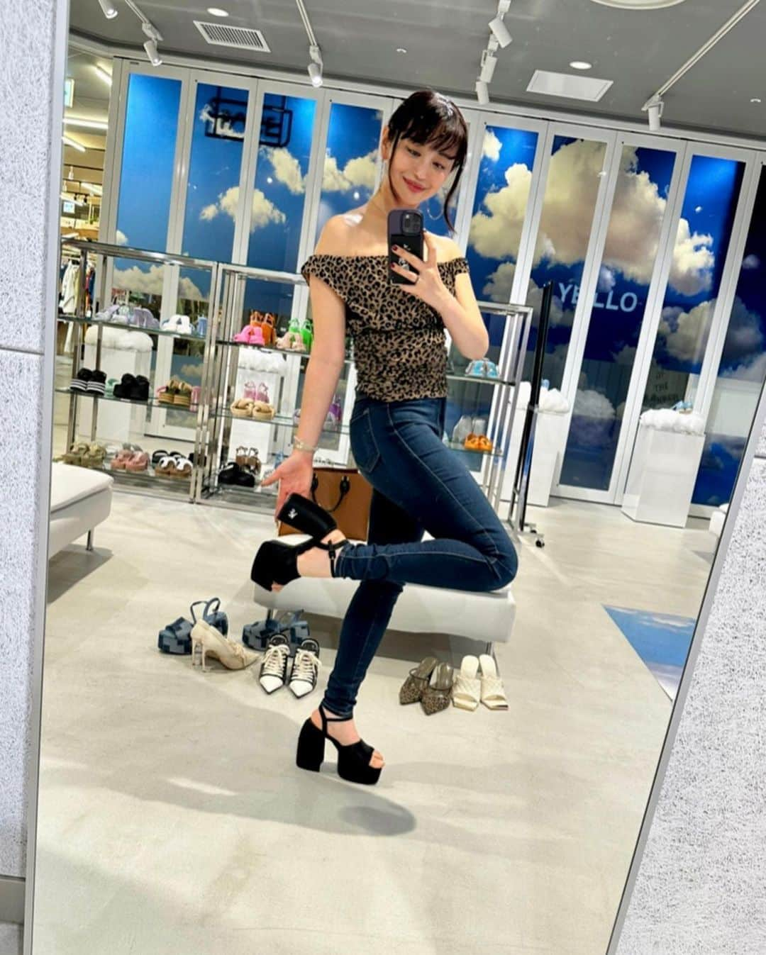 PINKYさんのインスタグラム写真 - (PINKYInstagram)「@yelloshoes_official 👠💙🪽  ルクアイーレで開催されているYELLO SHOESのポップアップストアに行って来ました🪽  全てのシューズが可愛くて、毎回だけどめちゃめちゃ迷ってしまう😍👠w  @van0129 さんはじめ、スタッフの皆様が天使みたいで可愛かったよー🤍🪽  ポップアップストアは22日まで開催されているそうです🌟  ・・・・・・・  #love #happy #family #momlife #yelloshoes #popupstore」5月19日 20時00分 - shanti_pinky_shanti