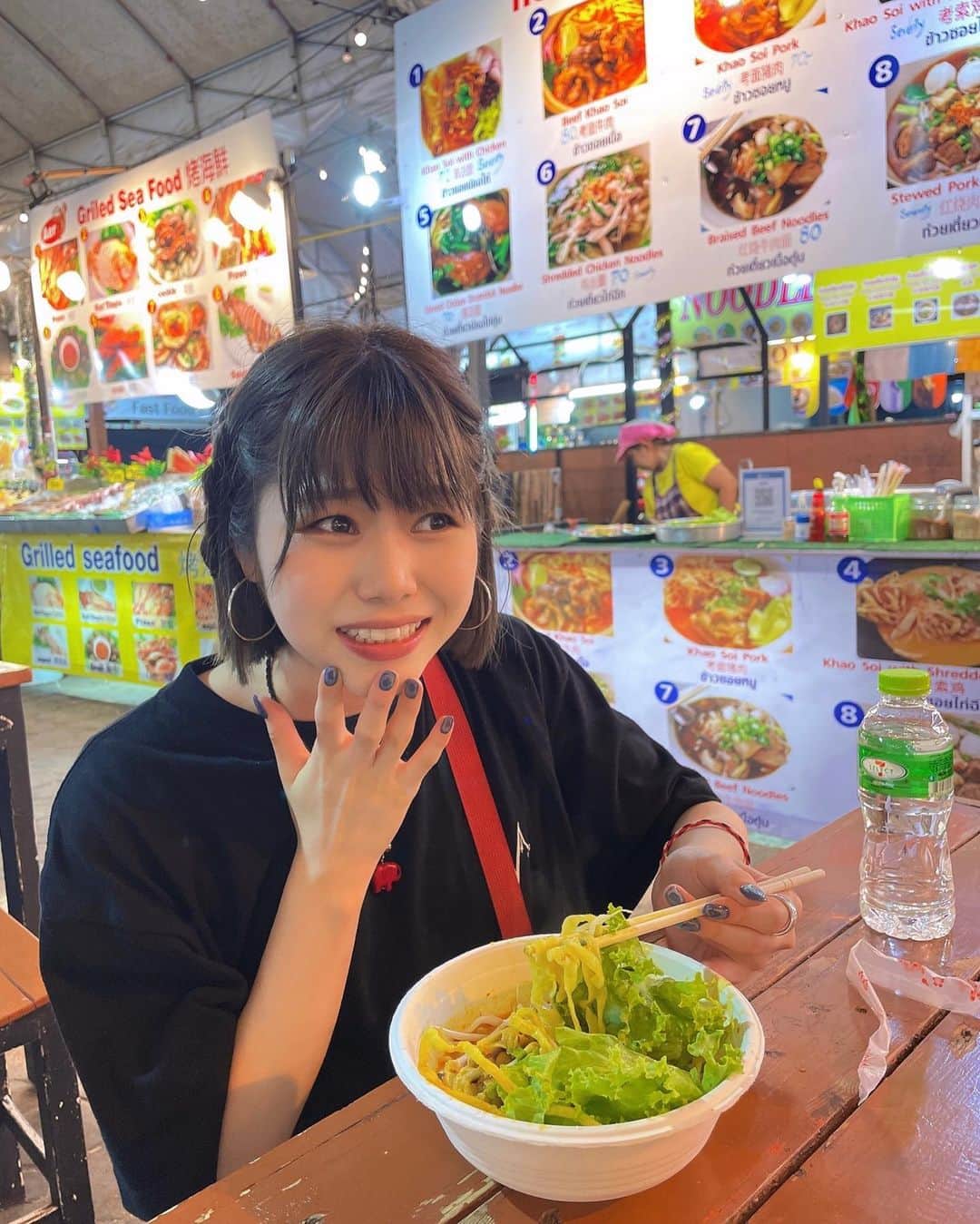 ゆーりのインスタグラム：「4年ぶりにタイ来てるよー🇹🇭 ･ ･ ⁡ 前回はバンコクとアユタヤだけだったから今回はチェンマイにも来てますー！ ･ ･ ･ ･ ･ 写真は カオソーイ食べて辛い！！！！😖 って言ってる時！！笑 タイのご飯みんなのオススメある？ ･ ･ ･ ･ ･ ･  #thailand  #chiangmai  #holiday  #trip  #japanese  #japan  #food  #fashion  #hair  #makeup  #nails  #instagram  #instagood  #followforfollowback」