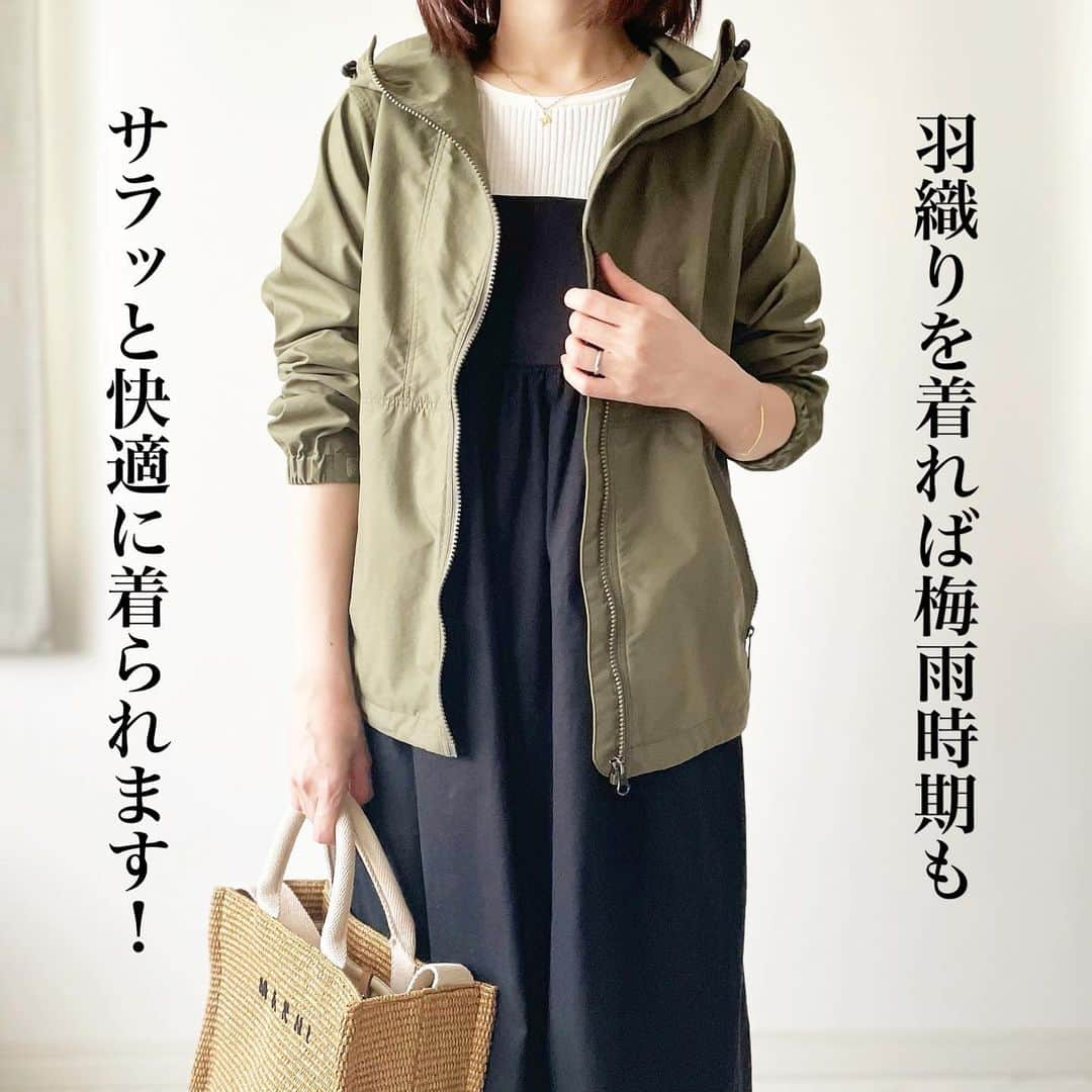 tomomiyu0920さんのインスタグラム写真 - (tomomiyu0920Instagram)「【UNIQLO】夏の旅行に着ていきたい！ぽっこりお腹が目立たない優秀リネンワンピース✨  こんばんは😊tomomiyuです。 いつもご覧くださりありがとうございます！  本日はユニクロで見つけた！夏の旅行に来て行きたい💕楽ちんワンピースをご紹介します！  UNIQLO 商品番号：457464 リネンブレンドギャザーキャミソールワンピース BLACK 4,990円  胸下から切り替えがあり、ウエスト位置が高く見えるから、脚長効果抜群❗️  旅行で沢山食べてもお腹が苦しくなく、ぽっこりお腹が目立たないのが嬉しいポイント✨ 妊婦さんにもオススメです！  素材は薄くて軽いリネンブレンド。 汗をかいてかいてもベタベタまとわりつかない、サラッとした着心地です！ これから湿気の多くなる梅雨の時期にも快適に着られますよ！  せっかく旅行に行くなら美味しいものたくさん食べたい！ そんな時、お腹が目立たず、ウエストが楽なこのワンピースが大活躍しそうな予感✨  身長157cmでMサイズを買いました！ Sも試着しましたが、丈がやや短く物足りなかったのと、写真のように中にインナーを着るとバスト部分がキツかったからです！  素肌に直接着たい方はジャストサイズがいいかもしれません！  中に着たインナーは同じくユニクロ。  数年前に買ったUVカットフレンチスリーブセーターです。 今年もほぼ同じものが販売されているので、参考までに下記に書いておきますね！  商品番号：457543 UVカットフレンチスリーブセーター OFF WHITE 1,990円 こちらはSサイズ購入です。  バストサイズや年齢的に、このワンピースを1枚で着るのをためらわれる方に、この組み合わせ自信を持ってオススメします！ ノースリーブが苦手な方は、コンパクトなTシャツを合わせても可愛いですよ💓  今年は数年ぶりに気兼ねなくお出掛けできそうですね！  夏の旅行に来て行きたいなぁと思って、思わず買ってしまいました😍  ブログに詳しく書きました✍️ アメブロへはストーリー または @tomomiyu0920 プロフィールページからURLから飛べます。  よかったら併せてご覧になってみてくださいね😊  ＊＊＊＊＊＊＊＊＊＊＊＊＊＊＊＊＊＊＊＊＊＊＊＊＊  【保存】するとお買い物の参考に便利です❣️  この投稿が少しでもお役に立てたら、いいね、保存よろしくお願いします🙏✨  @uniqlo_jp  @uniqlo_with   #uniqlo #uniqloコーデ #uniqlo購入品 #ユニクロ #ユニクロコーデ #ユニクロ購入品 #リネンブレンドギャザーキャミソールワンピース #uvカットフレンチスリーブセーター #大人カジュアル #ワンピースコーデ #40代コーデ #40代ファッション #partegram #tomomiyuコーデ」5月19日 20時04分 - tomomiyu0920