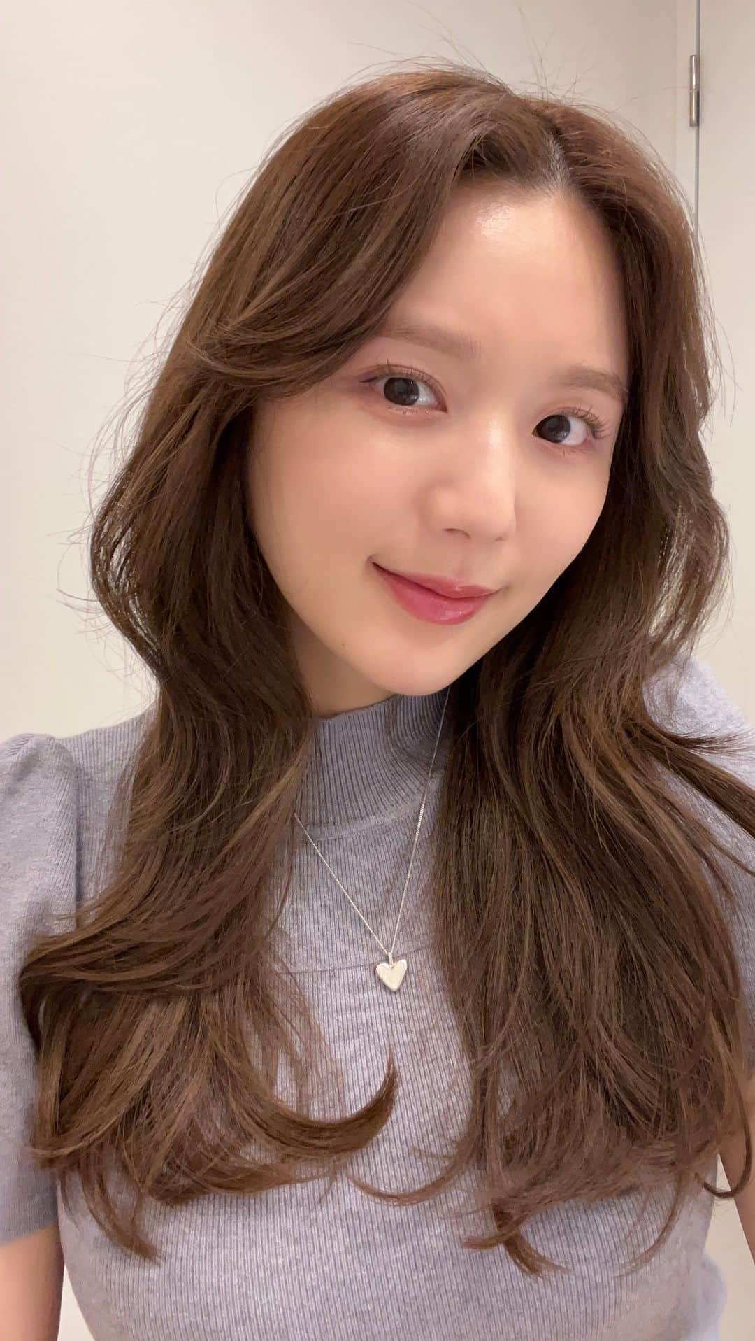 ひよんのインスタグラム：「👸💓  巻き方🩵 簡単だよ😆✨  #ひよん #ひよんヘアー #巻き髪 #巻き髪ヘアー」