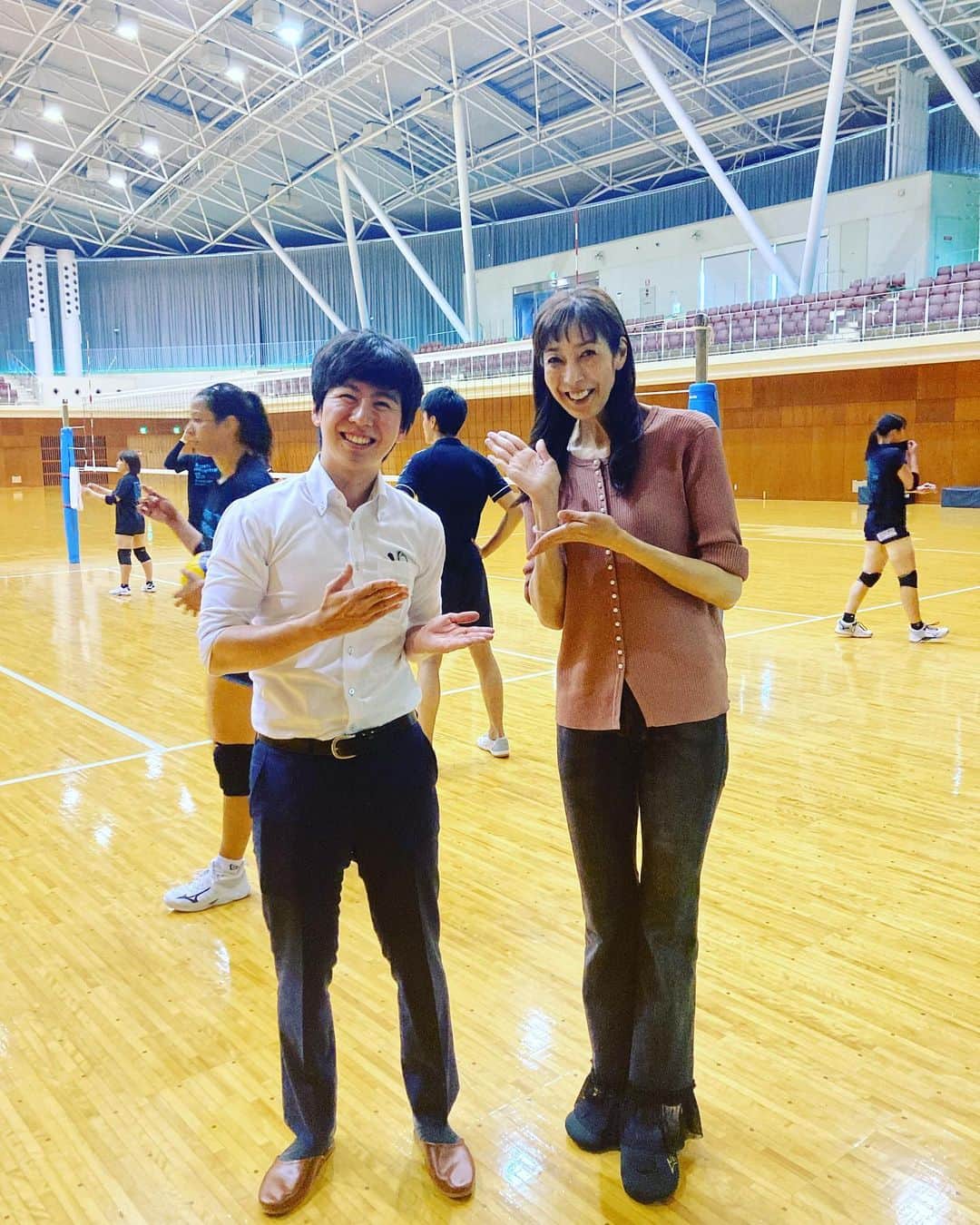 滝澤悠希さんのインスタグラム写真 - (滝澤悠希Instagram)「きのう、 バレーボールＶ２リーグ女子・ ブレス浜松を取材してきました。  今月、このチームの ゼネラルマネージャーに就任したのは、 なんと、オリンピックに３度出場した経験を持つ、 元日本代表のエースアタッカー・ 大林素子さん！！ 岩手にいた頃から、バレーボールについて さまざまなご指導をいただきましたが、 今回改めて、大林さんの、 選手との距離の詰め方のうまさや バレーボールへの熱い思いを実感しました。  シーズン開幕まではまだ時間がありますが、 ブレス浜松のＶ２優勝に期待です！  #ブレス浜松 #ブレス #浜松 #浜松市  #バレーボール #バレー #vリーグ #v2女子  #大林素子 #gm #ゼネラルマネージャー  #sbs #静岡放送 #アナウンサー」5月19日 20時07分 - yuki_takizawa_sbs