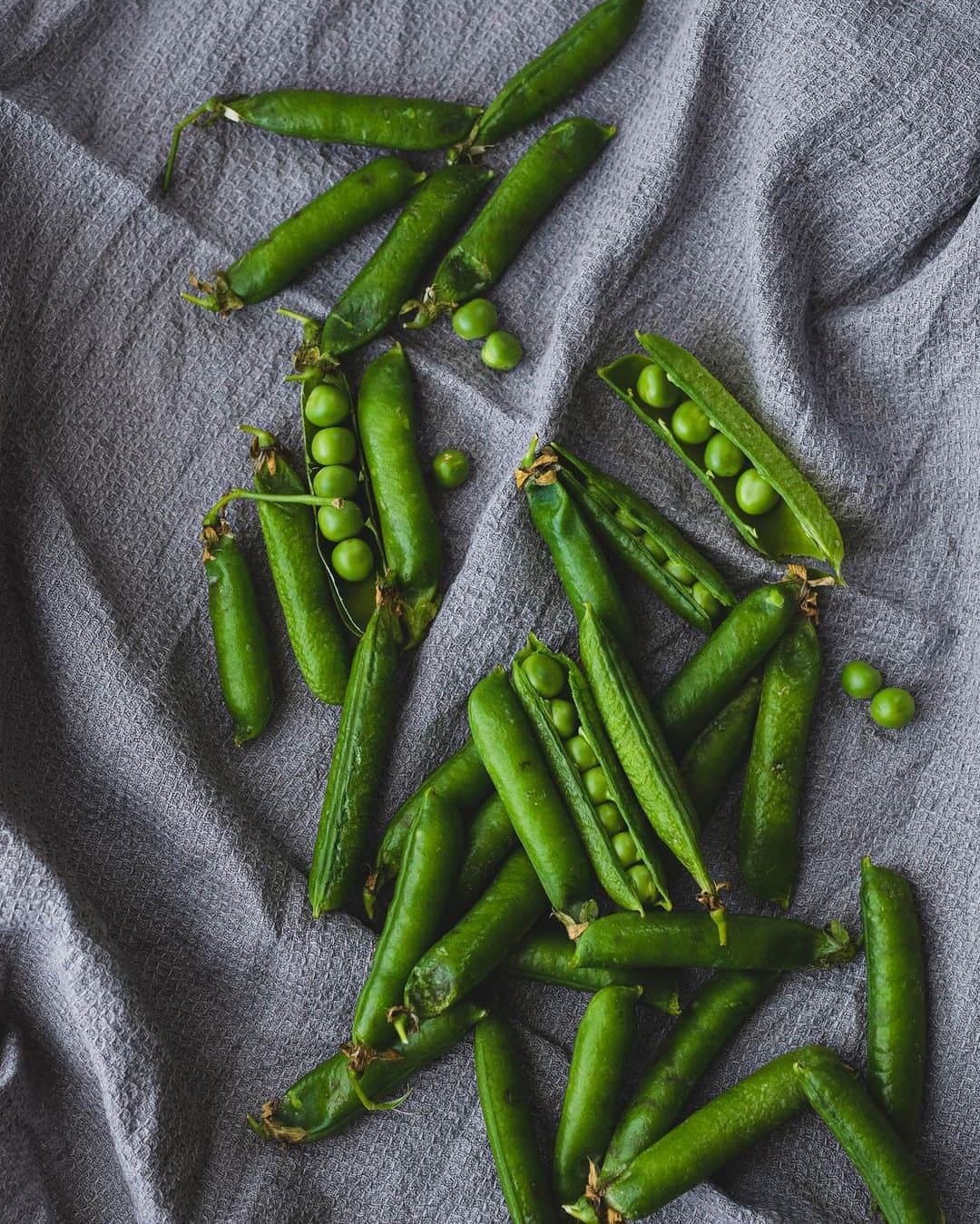 増田由希子さんのインスタグラム写真 - (増田由希子Instagram)「Homemade green pea soup ( using homegrown veggies)🥣 #homemane #homegrown #organic   収穫した野菜を使って、グリーンピースのポタージュスープを作りました。 庭のチャイブとセージを添えて🌿 #豊作🧑🏻‍🌾　#無農薬栽培野菜 #畑のごちそう」5月19日 20時08分 - nonihana_