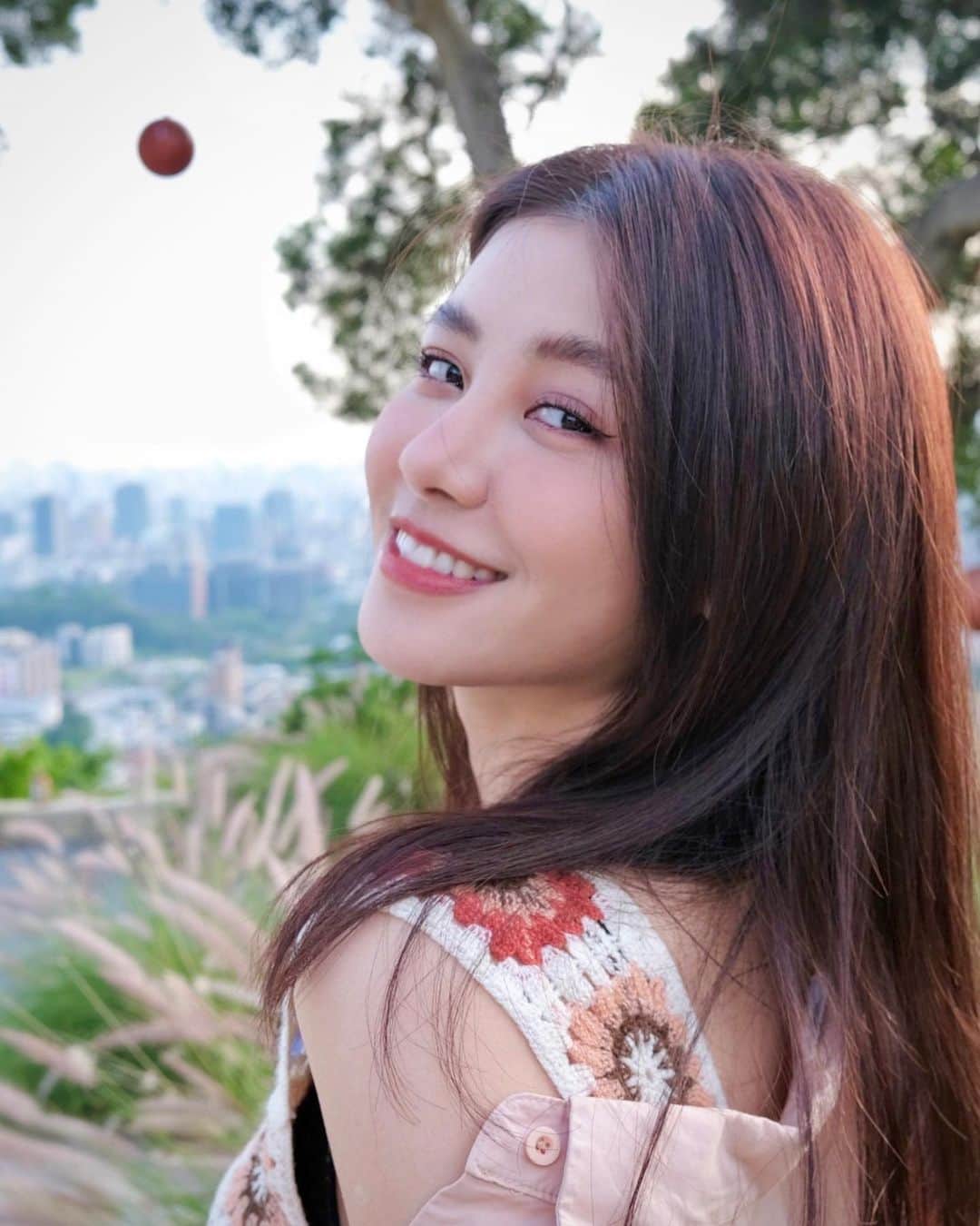 のインスタグラム：「髮型師把夕陽放到我頭髮上了🧡 荔枝知道我最近是個野孩子常常往外到處跑 特地幫我染了一個在陽光下特別好看的粉咖啡 好喜歡～  Holly Collection @hollyhairtw   Hair Stylist Liz @_lizhair_holly」