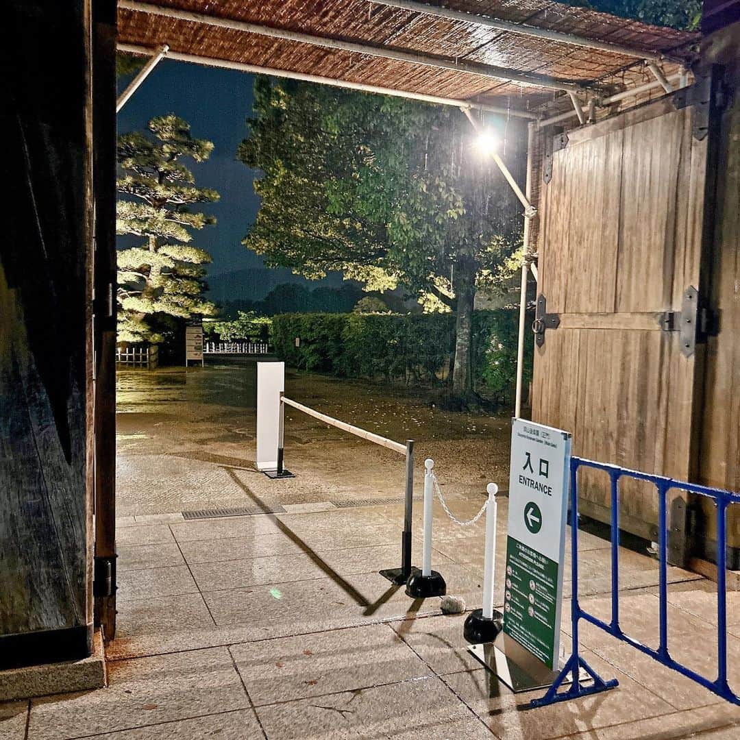 三宅裕貴さんのインスタグラム写真 - (三宅裕貴Instagram)「再投稿致しました。前投稿を拝見されました皆様、いいねされました皆様、大変失礼致しました。  先月5月5日に、岡山市北区にある日本三名園の後楽園がライトアップされた『春の幻想庭園』を観園に入園時間終了間際に伺うと、大混雑の為に入れませんでした。 よって、リベンジ。 先月5月6日(大雨)、20:45頃入園しました。  決まった順路がなく自由に周れますが、HPに記載のある後楽園散策モデルコースの『初めてコース』の逆に周っていました。  まず、幻想庭園に到着しました。貸切に見えるタイミングで撮影しました。アウトドアのレインブーツで準備万端でした。  記念撮影が出来る場所が設置(『令和五年 春の幻想庭園 』)されていたので、撮影しました。  続いて、橋の前で錦鯉が泳いでいたので撮影しました。  後楽園を眺める唯心山が雨で入山中止になっていた為、入山中止の看板の隣で唯心山を撮影しました。  茶屋が好きなので撮影しました。  南門出口から岡山城が見えたので撮影しました。南門出口のスタッフさんが「当日の入場券を見せてくれたら再入場出来ます。」と教えてくれて、南門出口から出て岡山城を撮影しました。  つづく  #5月6日 #ゴールデンウィーク #大雨 #heavyrain #폭우 #後楽園 #korakuen #春の幻想庭園 #幻想庭園  #日本三名園  #日本庭園 #岡山城 #岡山観光 #観光 #sightseeing #관광 #岡山 #okayama #오카야마 #おかやま」5月19日 20時08分 - yuhkimiyakeevo