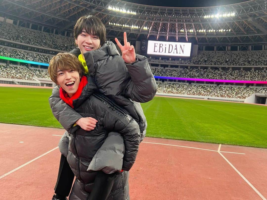 塩﨑太智のインスタグラム：「撮影寒かったな〜🥶 でも、めっちゃ楽しそうな顔してる🤭  #EBiDAN #超特急 さん #タカシ　くん #MILK #塩﨑太智」