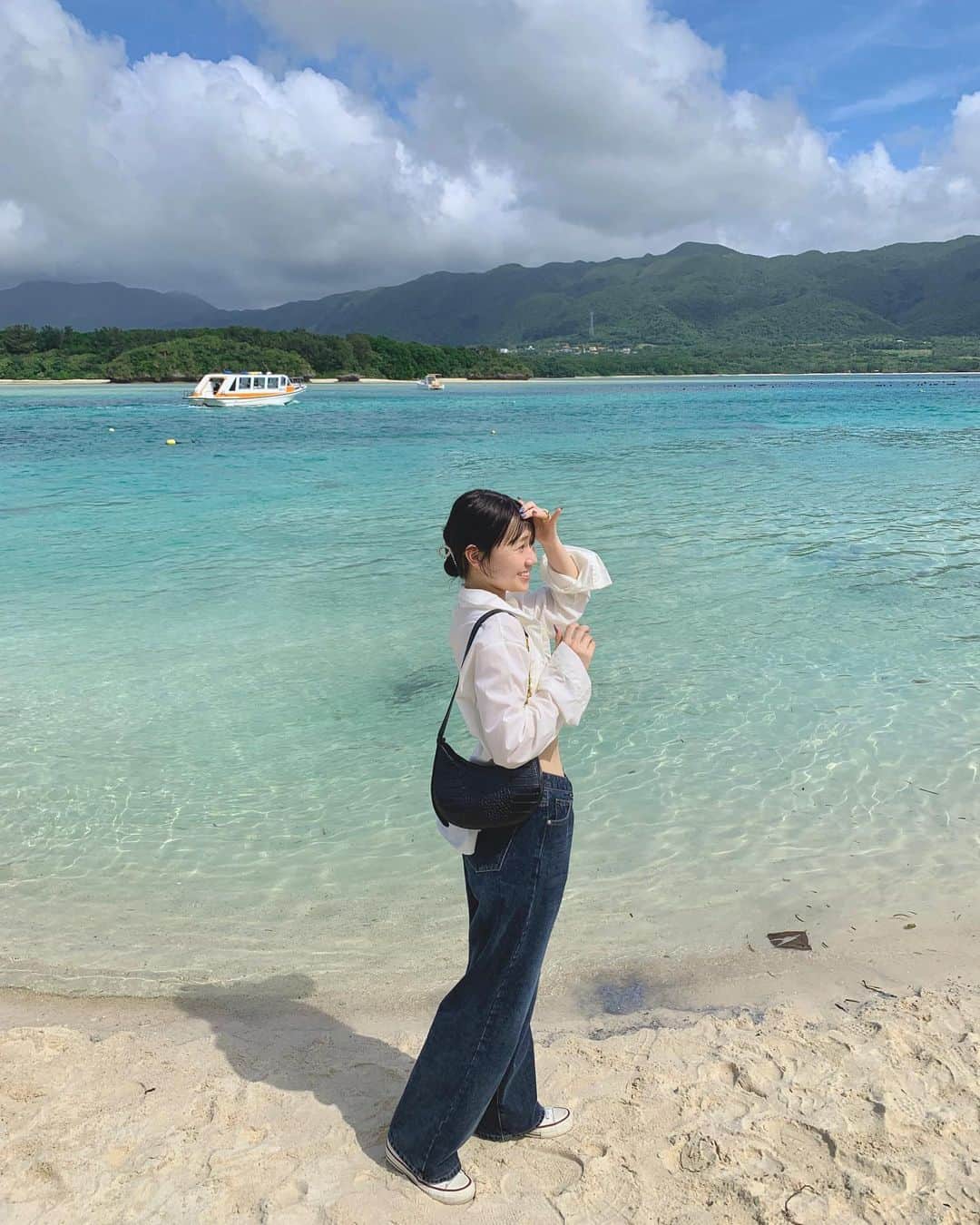 中桐菜々子のインスタグラム：「. 1枚目は『ねぇー、まま違う。こうだって』って言いながら撮った写真。  満足はいってないけど、めんどくさくなったから撮るのやめた笑  #沖縄 #沖縄旅行 #海 #川平湾 #石垣島」
