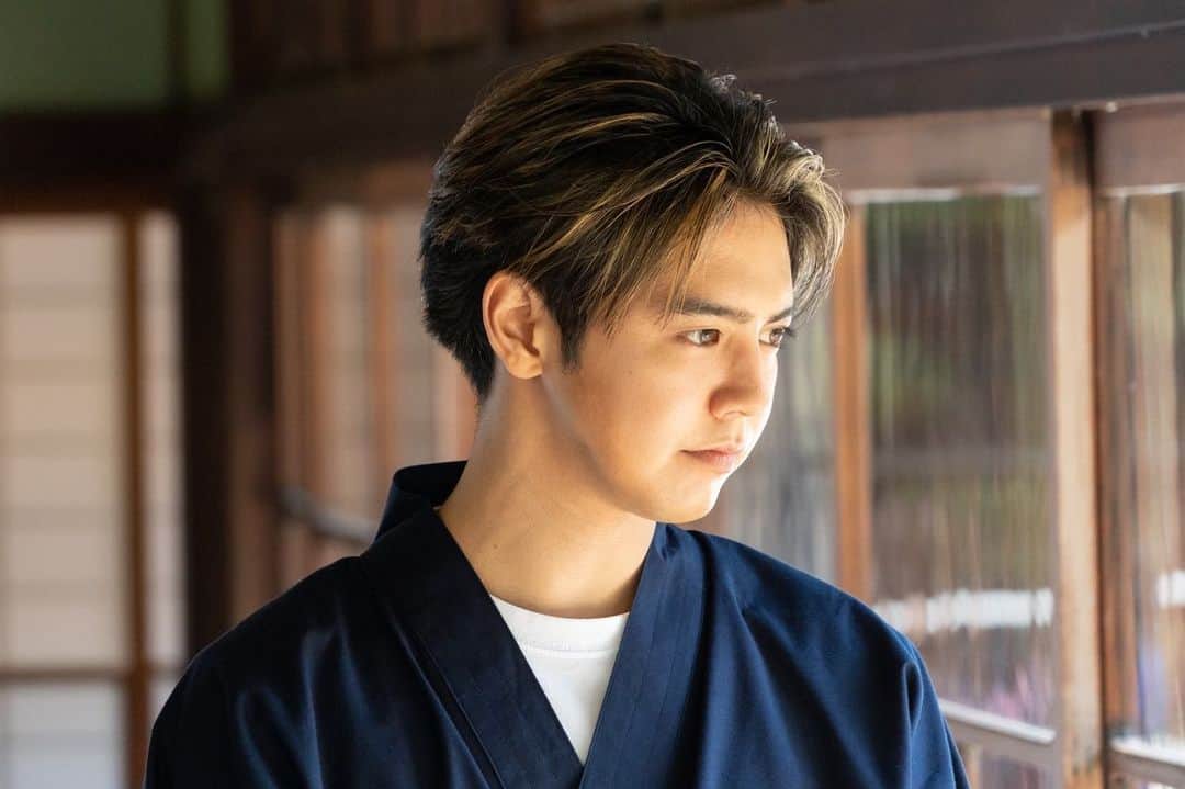 片寄涼太のインスタグラム：「今夜は ドラマ『波よ聞いてくれ』🌊📻 23:15〜 第5話の放送！！ 🙌✨✨ 中原くんのポンコツさにいつも 頭を抱えてる方も多いかもしれませんが、 今回は中原くんも頭を抱えて 色々悩んでおります🤔💦 是非 リアルタイムで見守っていただけると嬉しいです🙏✨✨　@namiyo_tvasahi #波よ聞いてくれ」