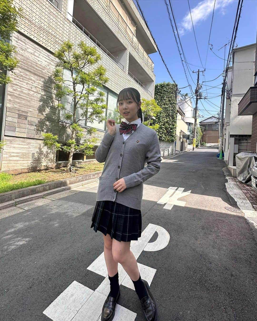 あんさんのインスタグラム写真 - (あんInstagram)「みんなは制服にリボンつけるなら何色〜？🎀  私は赤か青が好き〜❤️💙  #ベイビーチャンネル #jk #jk3 #モデルプレス #ミスモデルプレス #ミスモデルプレスspring」5月22日 19時00分 - annpeach__