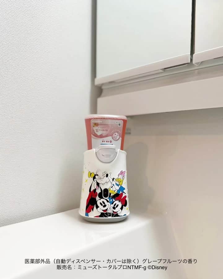 のインスタグラム：「・ 薬用せっけんミューズ様から 商品を提供いただき投稿させていただきました✨  家族でずっと愛用している ミューズノータッチ🧴  デザインが新しくなったということで さっそく使ってみました🥺🫶 今回のデザインもディズニーキャラが 大集合でかわいい✨✨ （5/15(月)から、D100限定デザイン第2弾の 　ミューズノータッチがコストコにて 先行発売しているのだそう👏）  センサーが反応して手洗い約1回分が 自動ででてくるので泡を無駄に使うことも減ったし 娘が大好きなキャラクター達のおかげで 手洗いうがいの時間も楽しく賑やか👨‍👩‍👧🤍  すっきりしたグレープフルーツの香りも お気に入りです✨  #PR#薬用せっけんミューズ#医薬部外品#ミューズノータッチ#D100#D100ミューズ#レキットフェア#コストコ#子供のいる生活#女の子ママ#小夏のいる生活 ©Disney」