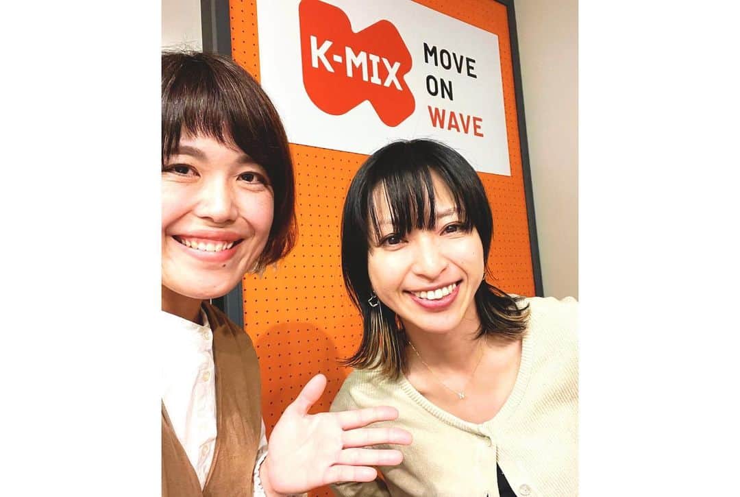 kainatsuさんのインスタグラム写真 - (kainatsuInstagram)「新静岡セノバからラララをお届けする週は、放送後に「#おかえりマルシェ」の公開収録を行なっています。  ひとりでメールを交えながら喋る回と、わたしが「いま」会いたいひとをお迎えしてお喋りする回と。番組開始当初からとても自由にやらせて頂けてとてもありがたいです。  今日オンエアの #おかえりマルシェ では「子連れで楽しめる音楽イベント・Music Fam」の主催者みおさん @mio.mf.u をお迎えしました。  シングルマザーになったことをきっかけに、これからは自分のやりたい事をやろう・そんな姿を子ども達にも見せたいとの想いでイベント主催を決意した音楽LOVER みおさんの明るく前向きな奮闘に私もエネルギーを貰いました🔥  タイムフリーでも聴いて下さいねー！！  photo by @v70」5月19日 20時14分 - natsugram_life
