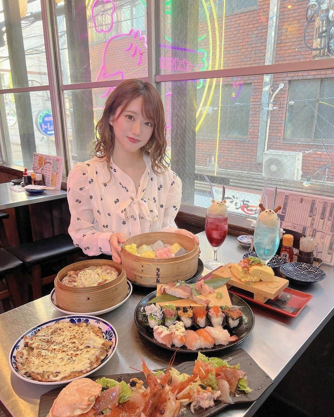 きいたんさんのインスタグラム写真 - (きいたんInstagram)「🍣🍗🍻 ⁡ ⁡ 食べすぎた🤤 カラフルな小籠包一つ一つ味違って美味しかった🫶🏻 平日の夕方でも人気やったし予約して行った方が良いかも! ⁡ ⁡ ⁡  #SHEIN春の感謝祭 #SHEINコーデ #SHEIN #SHEIN購入品 #今日のコーデ#PR」5月19日 20時14分 - k11_tan