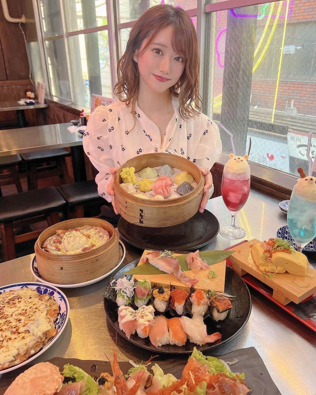 きいたんさんのインスタグラム写真 - (きいたんInstagram)「🍣🍗🍻 ⁡ ⁡ 食べすぎた🤤 カラフルな小籠包一つ一つ味違って美味しかった🫶🏻 平日の夕方でも人気やったし予約して行った方が良いかも! ⁡ ⁡ ⁡  #SHEIN春の感謝祭 #SHEINコーデ #SHEIN #SHEIN購入品 #今日のコーデ#PR」5月19日 20時14分 - k11_tan