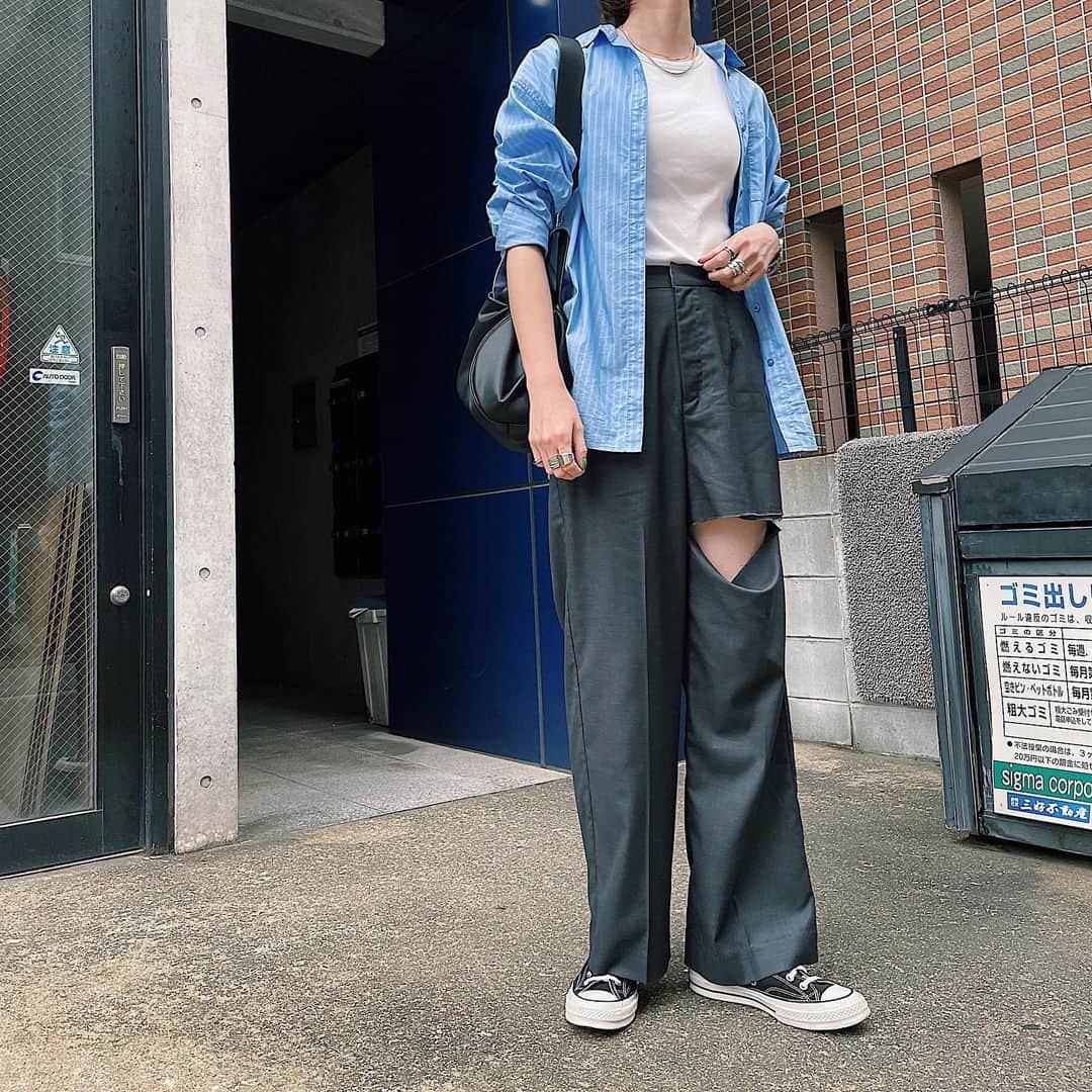 maai0528のインスタグラム：「〻👱🏻‍♂️🐰🧵🛼 Ｏotd‥🩵 ふとももチラ。 今日の 通勤コーデはこんな感じでーした。 ． ． ． #workout  #converse #reedit  #sly_fav  #pixelで撮影」