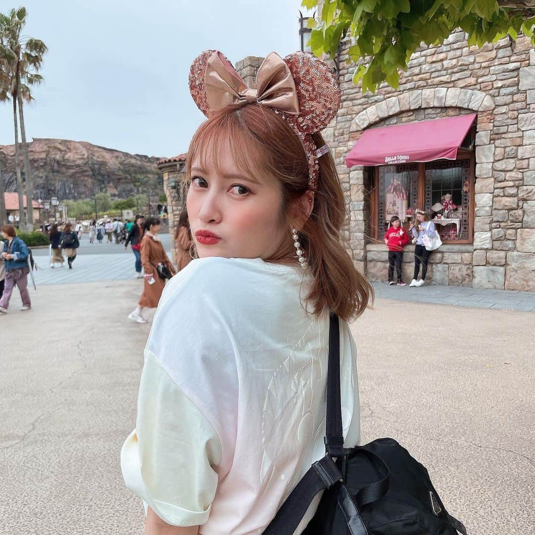 南彩夏さんのインスタグラム写真 - (南彩夏Instagram)「40thのTシャツが可愛すぎ🐭🏰🩷  エントランスでエリさんというお名前の素敵なキャストさんから 40thフラッグ🚩シールに 「あやかさんへ」って名前入りメッセージ入りで貰って ウキウキで付けていたのですが 気づいたら剥がれていて物の5分で無くして落ち込んだ😔」5月19日 20時21分 - ayakaminami3