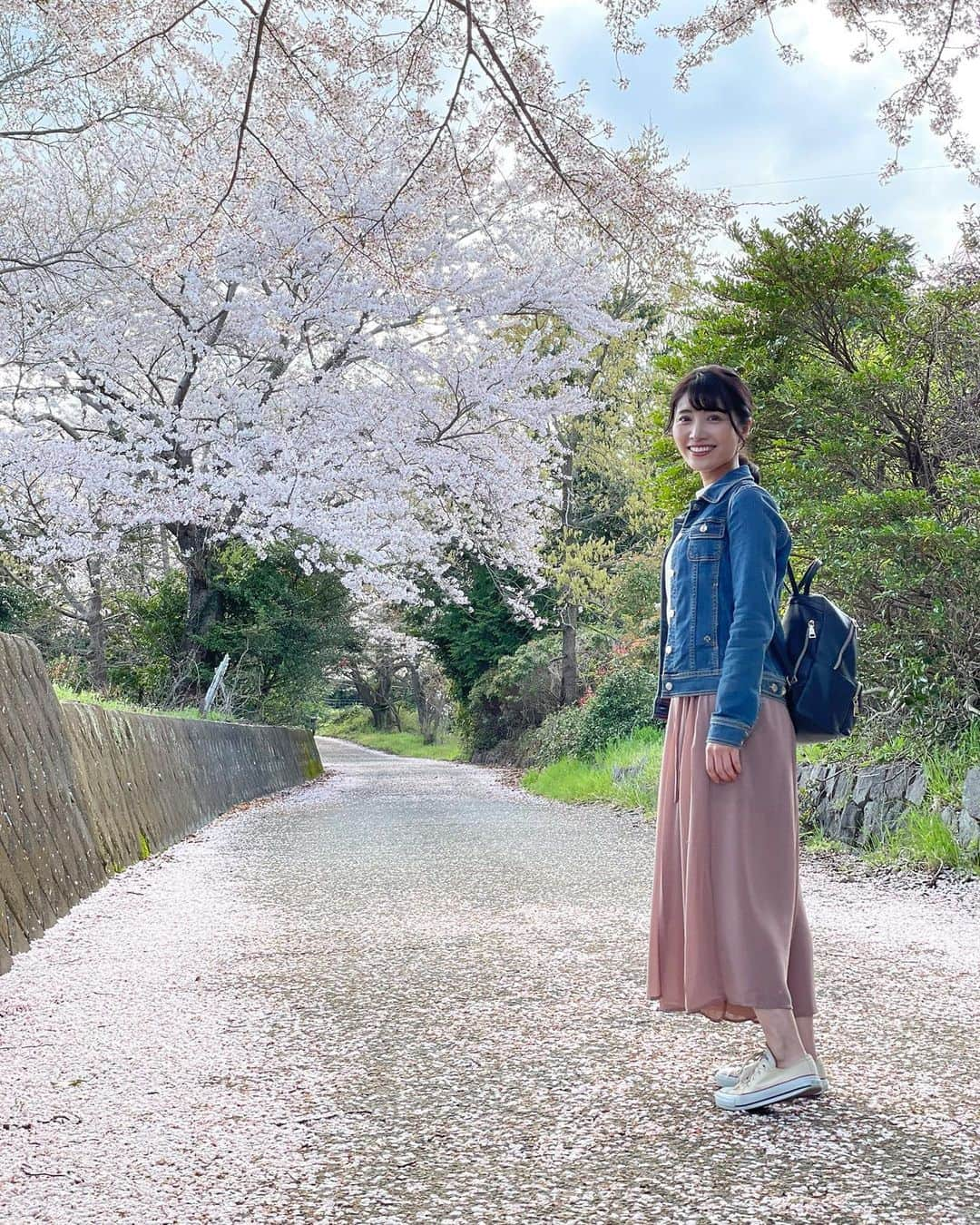 久保井朝美さんのインスタグラム写真 - (久保井朝美Instagram)「🌸🏯 石垣山城に向かう途中👟  坂道で息が上がっている💦 ようには見えない😳  奇跡の写真😂😂😂  かおりちゃん、ありがとう❤️ @tyome_no_heya   無事に辿り着きました🏯  城ラボby城びと 2年目もよろしくお願いします☺️  #石垣山城 #一夜城 #続日本100名城 #久保井朝美 #いなもとかおり #城ラボby城びと #城びと #お城好き #japanesecastle #小田原観光」5月19日 20時17分 - asami_k920