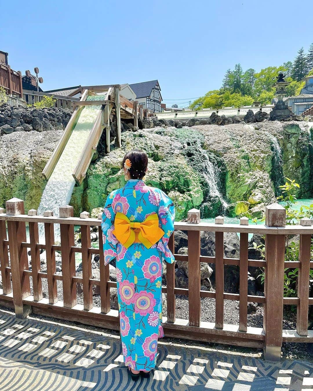 浅井麻里さんのインスタグラム写真 - (浅井麻里Instagram)「👘草津温泉湯畑♨️ ⁡ 草津温泉といえば、湯畑✨♨️ ⁡ やっぱり温泉地は浴衣で散策したいなぁって思って、 「御座之湯」で浴衣レンタルしてみた💕👘 ⁡ 自分で好きな浴衣を選べて着付けしてもらえるの♬ 色浴衣＆飾り帯＆下駄＆竹カゴを貸してもらえて、 荷物も預かってもらえてありがたい💕🙏 ヘアセットもしてもらった♬ ⁡ 浴衣で湯畑や街並みを歩くと、より風情感じる✨☺️ 写真映えもするしね❤️👘 ⁡ しかも！観光終わって御座之湯に戻ってきて 浴衣脱いだらそのまま、 御座之湯の温泉に入れるのー！♨️✨ ⁡ 見てきたばっかりの〝湯畑源泉〟と、 〝万代源泉〟の2つの源泉を堪能できるよ✨ 最後にゆっくり体を癒せて最高❤️🥹 ⁡ 実際に見た湯畑の源泉に入れるっていうのも 格別でした❤️♨️ ⁡ ⁡ #草津 #女子旅 #温泉 #温泉旅行 #温泉女子 #温泉巡り #浴衣女子 #湯畑 #観光スポット #草津観光 #フォトスポット #旅ライター #トラベルライター #国内旅行 #温泉浴衣 #タビジョ #温泉街 #草津温泉旅行 #草津温泉湯畑 #草津温泉♨️ #japantravel #japanesegirl #onsen @gozanoyu #御座之湯 #草津温泉 #草津旅行 #浴衣レンタル #浴衣でお出かけ」5月19日 20時18分 - mari_asai_625