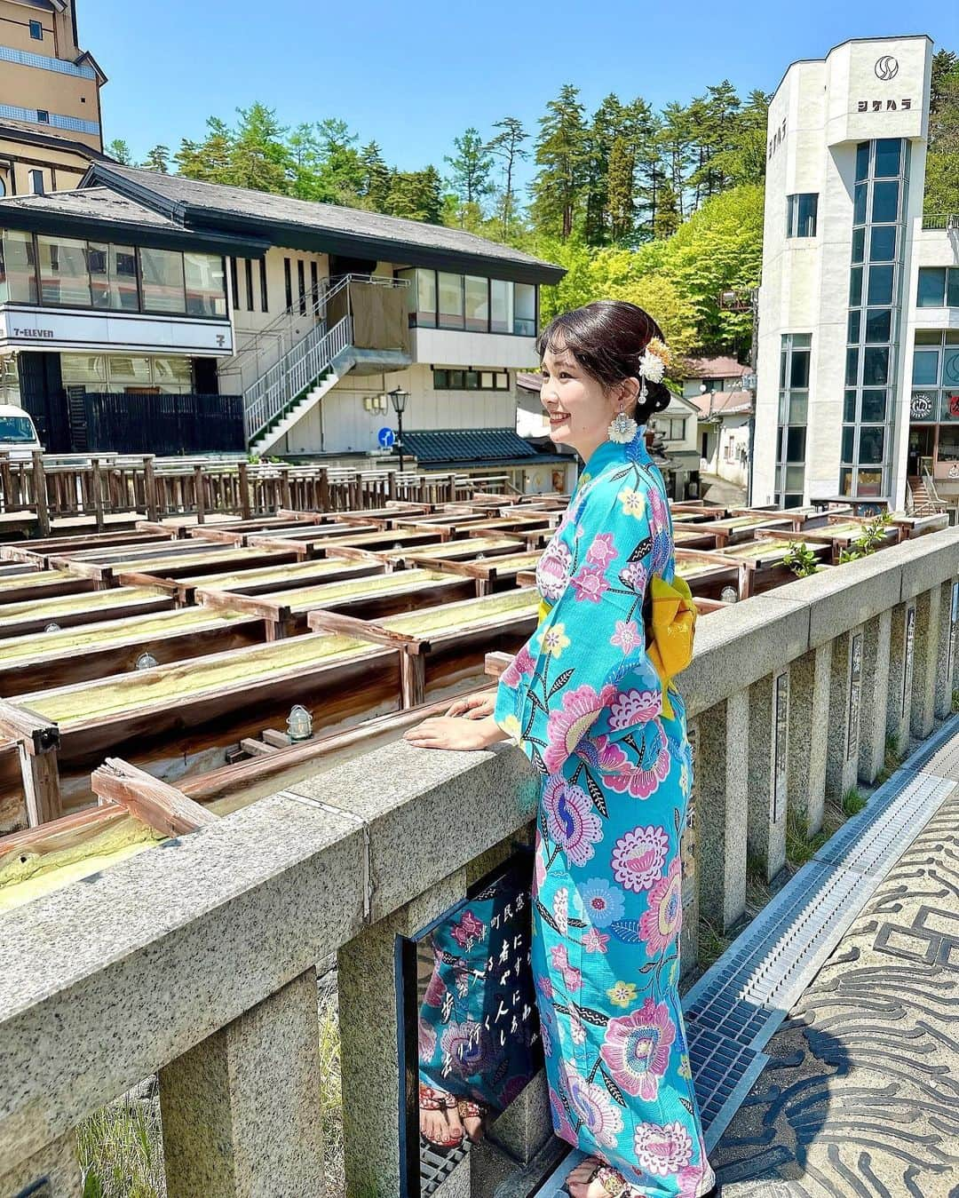 浅井麻里さんのインスタグラム写真 - (浅井麻里Instagram)「👘草津温泉湯畑♨️ ⁡ 草津温泉といえば、湯畑✨♨️ ⁡ やっぱり温泉地は浴衣で散策したいなぁって思って、 「御座之湯」で浴衣レンタルしてみた💕👘 ⁡ 自分で好きな浴衣を選べて着付けしてもらえるの♬ 色浴衣＆飾り帯＆下駄＆竹カゴを貸してもらえて、 荷物も預かってもらえてありがたい💕🙏 ヘアセットもしてもらった♬ ⁡ 浴衣で湯畑や街並みを歩くと、より風情感じる✨☺️ 写真映えもするしね❤️👘 ⁡ しかも！観光終わって御座之湯に戻ってきて 浴衣脱いだらそのまま、 御座之湯の温泉に入れるのー！♨️✨ ⁡ 見てきたばっかりの〝湯畑源泉〟と、 〝万代源泉〟の2つの源泉を堪能できるよ✨ 最後にゆっくり体を癒せて最高❤️🥹 ⁡ 実際に見た湯畑の源泉に入れるっていうのも 格別でした❤️♨️ ⁡ ⁡ #草津 #女子旅 #温泉 #温泉旅行 #温泉女子 #温泉巡り #浴衣女子 #湯畑 #観光スポット #草津観光 #フォトスポット #旅ライター #トラベルライター #国内旅行 #温泉浴衣 #タビジョ #温泉街 #草津温泉旅行 #草津温泉湯畑 #草津温泉♨️ #japantravel #japanesegirl #onsen @gozanoyu #御座之湯 #草津温泉 #草津旅行 #浴衣レンタル #浴衣でお出かけ」5月19日 20時18分 - mari_asai_625