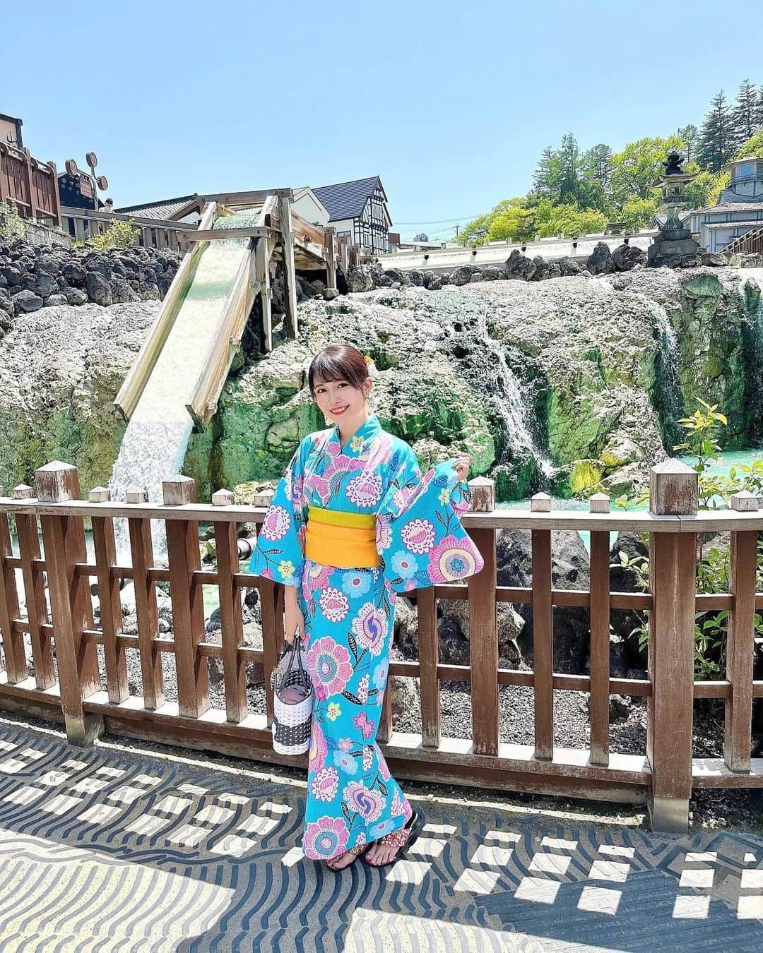 浅井麻里さんのインスタグラム写真 - (浅井麻里Instagram)「👘草津温泉湯畑♨️ ⁡ 草津温泉といえば、湯畑✨♨️ ⁡ やっぱり温泉地は浴衣で散策したいなぁって思って、 「御座之湯」で浴衣レンタルしてみた💕👘 ⁡ 自分で好きな浴衣を選べて着付けしてもらえるの♬ 色浴衣＆飾り帯＆下駄＆竹カゴを貸してもらえて、 荷物も預かってもらえてありがたい💕🙏 ヘアセットもしてもらった♬ ⁡ 浴衣で湯畑や街並みを歩くと、より風情感じる✨☺️ 写真映えもするしね❤️👘 ⁡ しかも！観光終わって御座之湯に戻ってきて 浴衣脱いだらそのまま、 御座之湯の温泉に入れるのー！♨️✨ ⁡ 見てきたばっかりの〝湯畑源泉〟と、 〝万代源泉〟の2つの源泉を堪能できるよ✨ 最後にゆっくり体を癒せて最高❤️🥹 ⁡ 実際に見た湯畑の源泉に入れるっていうのも 格別でした❤️♨️ ⁡ ⁡ #草津 #女子旅 #温泉 #温泉旅行 #温泉女子 #温泉巡り #浴衣女子 #湯畑 #観光スポット #草津観光 #フォトスポット #旅ライター #トラベルライター #国内旅行 #温泉浴衣 #タビジョ #温泉街 #草津温泉旅行 #草津温泉湯畑 #草津温泉♨️ #japantravel #japanesegirl #onsen @gozanoyu #御座之湯 #草津温泉 #草津旅行 #浴衣レンタル #浴衣でお出かけ」5月19日 20時18分 - mari_asai_625