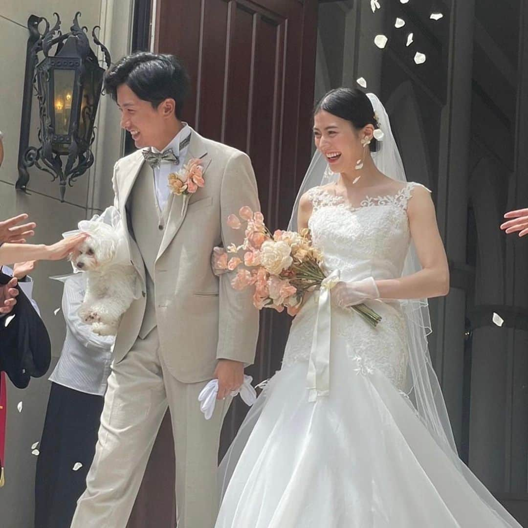 Choole 業界初、オンライン結婚式準備サービスさんのインスタグラム写真 - (Choole 業界初、オンライン結婚式準備サービスInstagram)「【#卒花特集】 こんばんは！トキハナ編集部です✨ - - - - 今回はおしゃれ花嫁さま( @kanako228m )の結婚式トータルコーディネートを大公開🩵 - - - - Photo by @kanako228m  - - - - ——————————————————  ⚜️トキハナInstagramとは？ ・結婚式準備に役立つ情報を毎日投稿♡ ・まだ結婚式場が決まっていない花嫁さまへ🌸 ドレス試着・パーソナルカラー診断イベント を定期開催中👗🌈 ・お見逃しのないよう @tokihana_weddingからフォローください✨  ⚜️トキハナって？ LINEで式場探し使いやすさNo.1✨ 『結婚式場見学予約サイト👰🏻‍♀️』  🕊トキハナの特徴🕊 ・持ち込みOKの式場掲載数No.1(自社調べ)👑 ・即決不要で、最大割引が貰える💰 ・自分たちの費用が見学前にわかるから安心💛 ・LINEでいつでも元プランナーに相談できる💡 ・カンタン診断で好みの式場が見つけられる💖 ・ドレス最大50%オフクーポンもget👗 登録はID検索orQRコードから▼ ID:@608xvfyd  ————————————————— #結婚式レポ#卒花嫁#プレ花嫁#結婚式コーディネート#ウエディングドレス#プロフィールブック」5月19日 20時22分 - tokihana_wedding