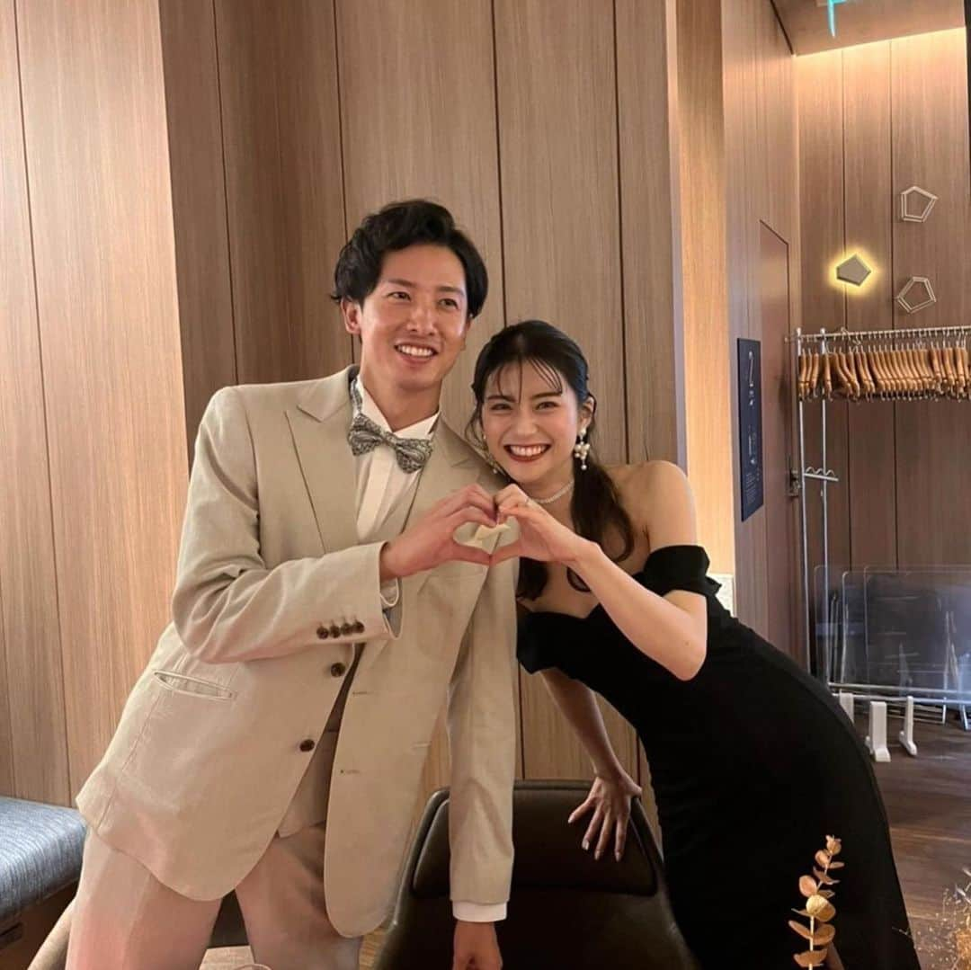 Choole 業界初、オンライン結婚式準備サービスさんのインスタグラム写真 - (Choole 業界初、オンライン結婚式準備サービスInstagram)「【#卒花特集】 こんばんは！トキハナ編集部です✨ - - - - 今回はおしゃれ花嫁さま( @kanako228m )の結婚式トータルコーディネートを大公開🩵 - - - - Photo by @kanako228m  - - - - ——————————————————  ⚜️トキハナInstagramとは？ ・結婚式準備に役立つ情報を毎日投稿♡ ・まだ結婚式場が決まっていない花嫁さまへ🌸 ドレス試着・パーソナルカラー診断イベント を定期開催中👗🌈 ・お見逃しのないよう @tokihana_weddingからフォローください✨  ⚜️トキハナって？ LINEで式場探し使いやすさNo.1✨ 『結婚式場見学予約サイト👰🏻‍♀️』  🕊トキハナの特徴🕊 ・持ち込みOKの式場掲載数No.1(自社調べ)👑 ・即決不要で、最大割引が貰える💰 ・自分たちの費用が見学前にわかるから安心💛 ・LINEでいつでも元プランナーに相談できる💡 ・カンタン診断で好みの式場が見つけられる💖 ・ドレス最大50%オフクーポンもget👗 登録はID検索orQRコードから▼ ID:@608xvfyd  ————————————————— #結婚式レポ#卒花嫁#プレ花嫁#結婚式コーディネート#ウエディングドレス#プロフィールブック」5月19日 20時22分 - tokihana_wedding