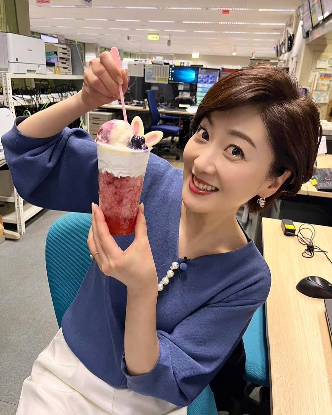 池尻和佳子さんのインスタグラム写真 - (池尻和佳子Instagram)「週末は甘いものに限る‼︎ピンクフルベリーGOODパフェ。優しいADさんが分けてくれました。皆さん、良い週末を〜♪」5月19日 20時22分 - wakako_ikejiri_rkb