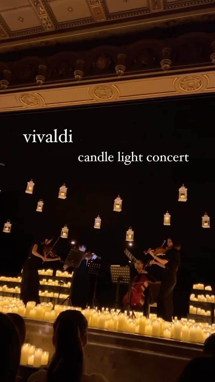 MIHOのインスタグラム：「仕事終わりに駆け込んだのは @candlelight.concerts  歴史的建造物の三越劇場ってのもよくて 行きたかったので5分前にチケットをポチリ  4500個のLEDキャンドル そこにいるだけでたくさんの人が癒されてました  キャンドルは大好きで 私の生活にはかかせないモノの一つ あぁ、この感じ大好きなんだなぁ、と、改めて☺︎  海外にいくとよく教会でこういうコンサートがたくさんあって大好きでした☺︎  あぁ、どっかいきたい熱  コンサートはヴィヴァルディを曲の説明から演奏へ、四季を通しての音楽  印象深かったのは この動画の曲ではないのですが雨という曲  雨は万物をも流す そんなナレーションで始まった曲  雨というタイトルですが なんだか明るい曲調 雨の日も好きな私は 改めてポロンポロンと 雫を踊らせるヴァイオリンに 楽しみを覚えました  四季を通して 心の機微を大切に☺︎  穏やかな優しい夜をお過ごしください  #candlelightconcert  #candle #classicconcert  #三越劇場 #歴史的建造物 #東京 #雨の日もたのしく #東京観光 #リフレッシュ #ろうそくのある暮らし  #ランタン #心の栄養」