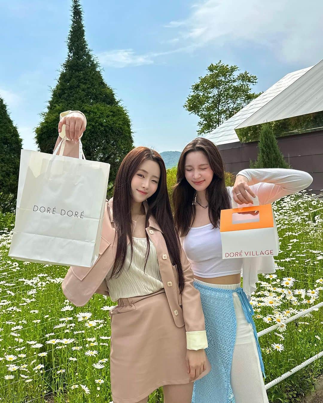 ジユルのインスタグラム：「완벽한 에그프라이 데이지였다 🌼  With. @leanavvab  Photo by. @kwon.hee_jun」