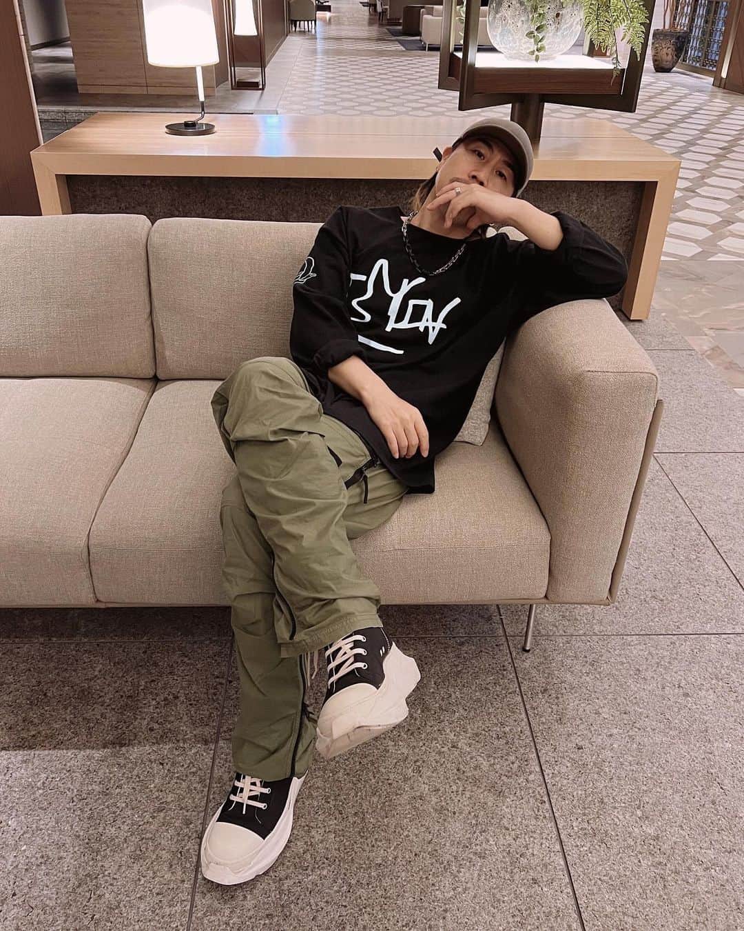 MIHIRO 〜マイロ〜のインスタグラム：「気温差激しいね。 寒い、でも 友人からきた 良いお知らせに ほっこり、雨もやんだ。」