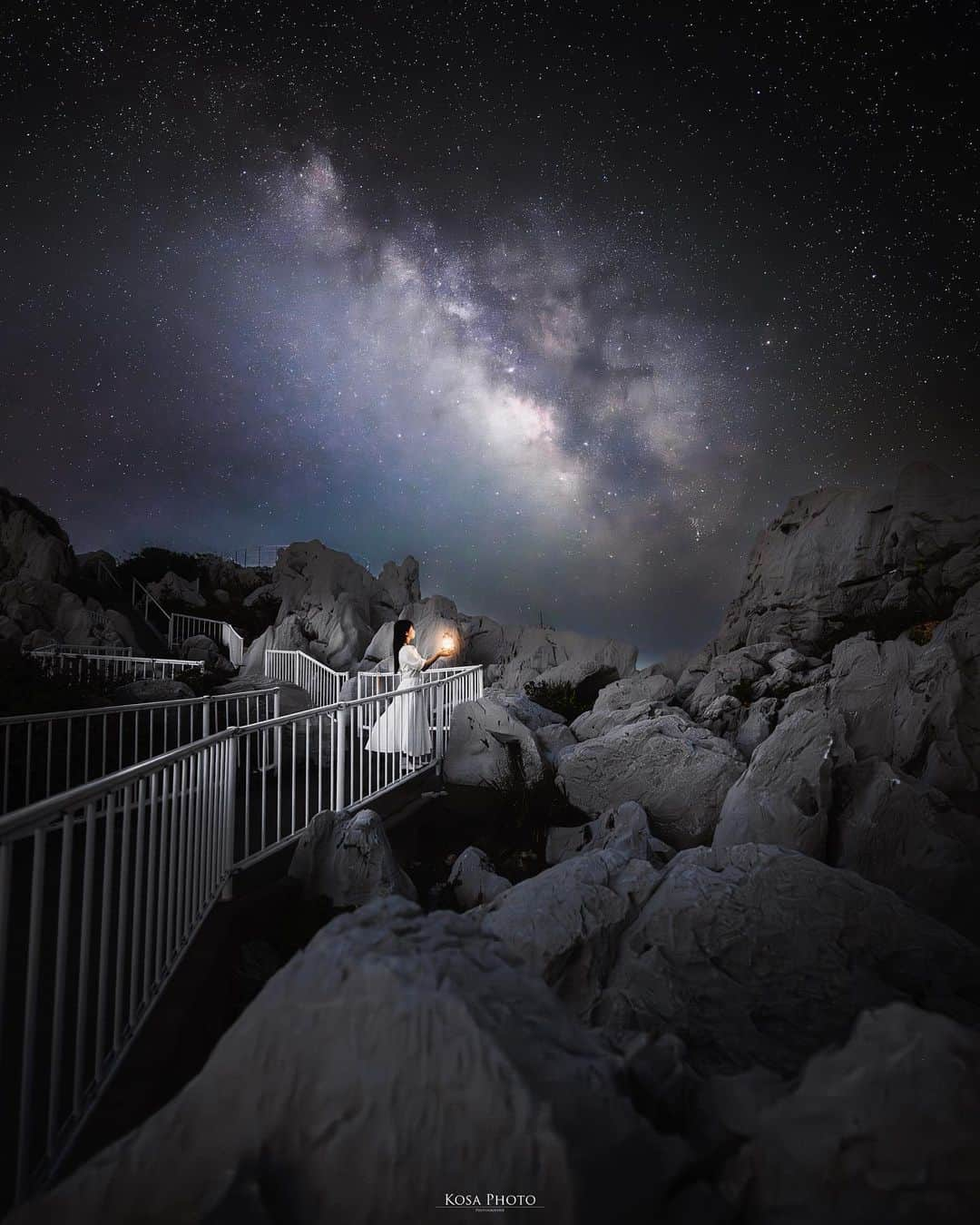 コサさんのインスタグラム写真 - (コサInstagram)「星に願いを  星空チャンスの日ってなぜか平日なんですよね🤔 睡眠削って狙いに行くと… 既に現地は多くのフォトグラファー😮 本当に皆さん、凄いよね‼️  いや、僕もかっ🤣 . Location:和歌山 Wakayama / Japan🇯🇵 Date:2023年5月 Camera:Z9 / Z14-24mm f2.8 in frame:@____muuu._ . #star_hunter_jp #noitenoinstagram #newmilkyway #milkywaychasers #milkywaygalaxy #starlitlandscapes #milkywayshooters #milkyway_nightscape_ #starlitlandscapes #igworldmilkyway #mf_landscape #NSG_IG #japan_night_view_member #暗がり同盟 #nikoncreators #nikoncreators_2023landscape #ポトレファン倶楽部 #ポトレ撮影隊 #jp_portrait部 #何気ない瞬間を残したい #tokyocameraclub #Rox_Captures #LBJ_KING #photo_jpn #sorakataphoto #team_jp_ #raw_japan #deaf_b_j_ #japan_waphoto #私の瞳がきらめいた瞬間」5月19日 20時28分 - kosa_photo