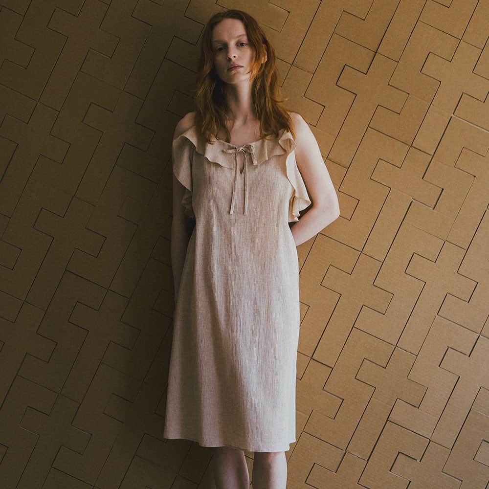 のインスタグラム：「NEW LINE〈twosome〉  “Yoryu”Cotton camisole frill dress  程よい透け感とふんわりと身体に泳ぐような着心地。 オーガニックコットンを100%使用しており肌に優しく、吸湿速乾性にも優れた機能性も兼ね備えている優秀さ。  フロントのふわっとさせたラッセルフリルと、大胆にカットされたバックスタイルがポイント。  #twosome #トゥーサム #Privspoonsclub #プライベートスプーンズクラブ #Roomwear #ルームウェア」